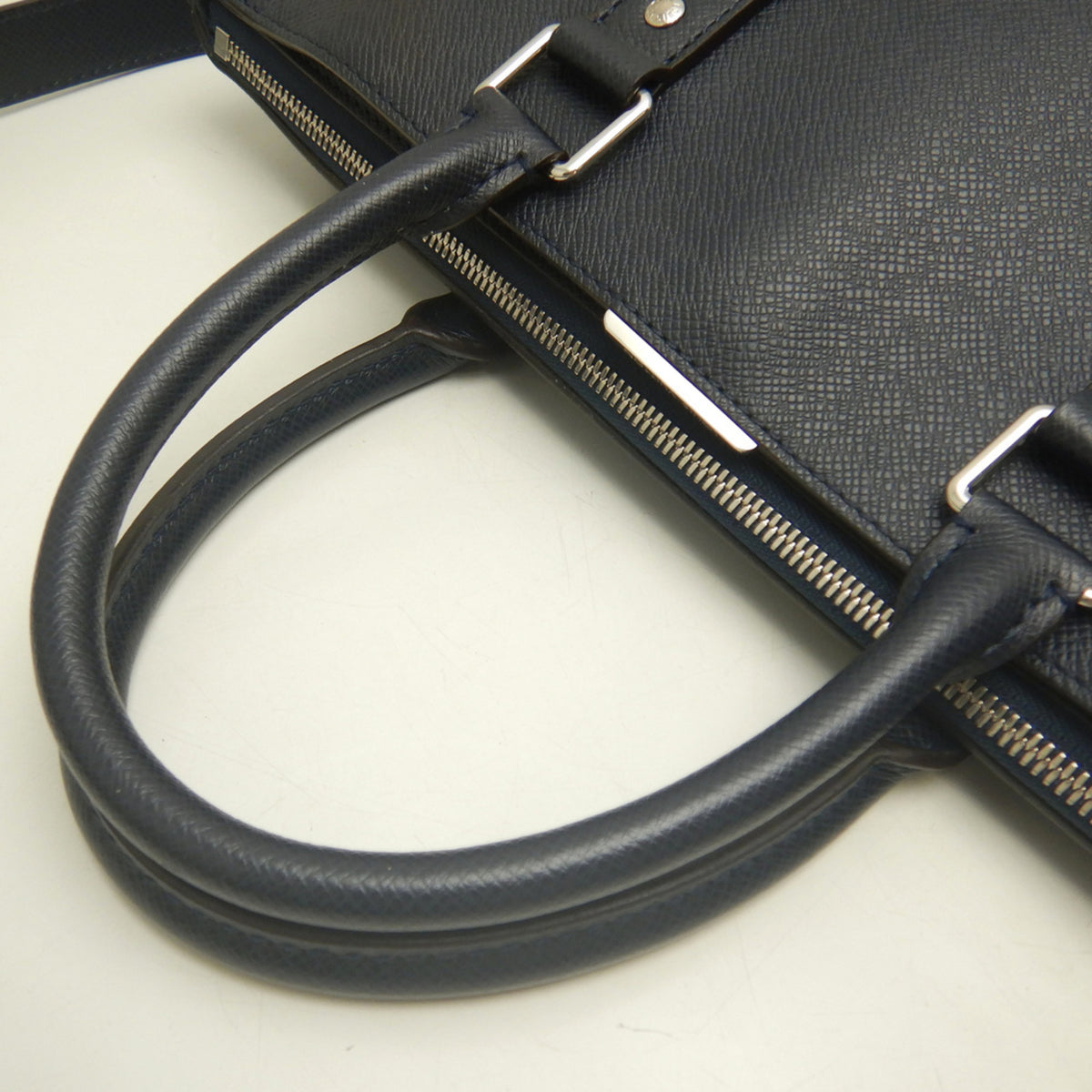Louis Vuitton Navy Blue Taiga Leather Tote Bag (Pre-Owned)