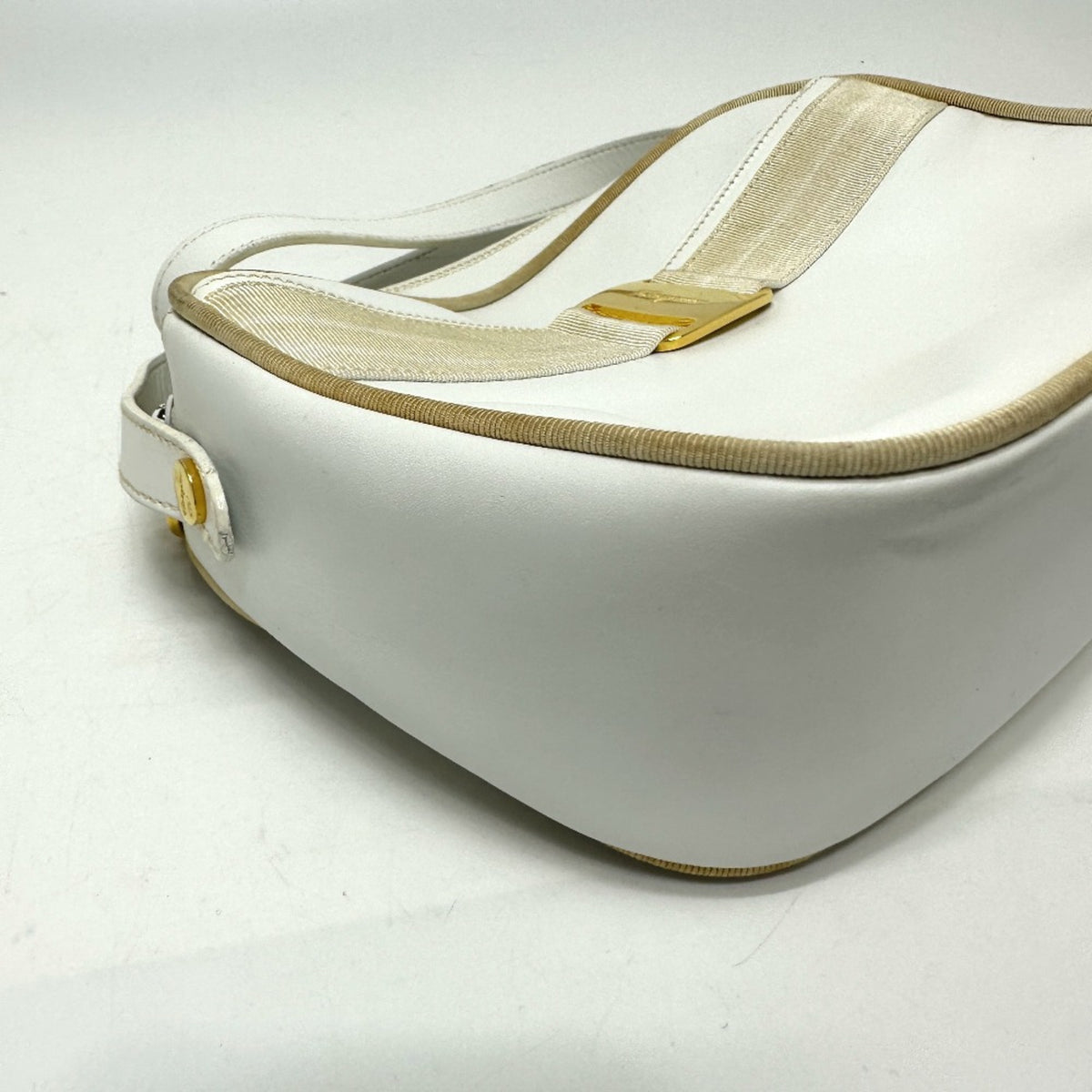 Salvatore Ferragamo White Leather Shoulder Bag (Pre-Owned)