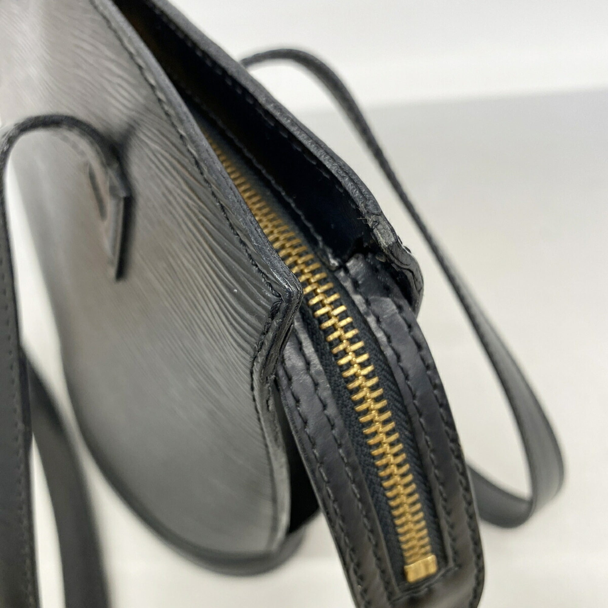 Louis Vuitton Noir Shoulder Bag (Pre-Owned)