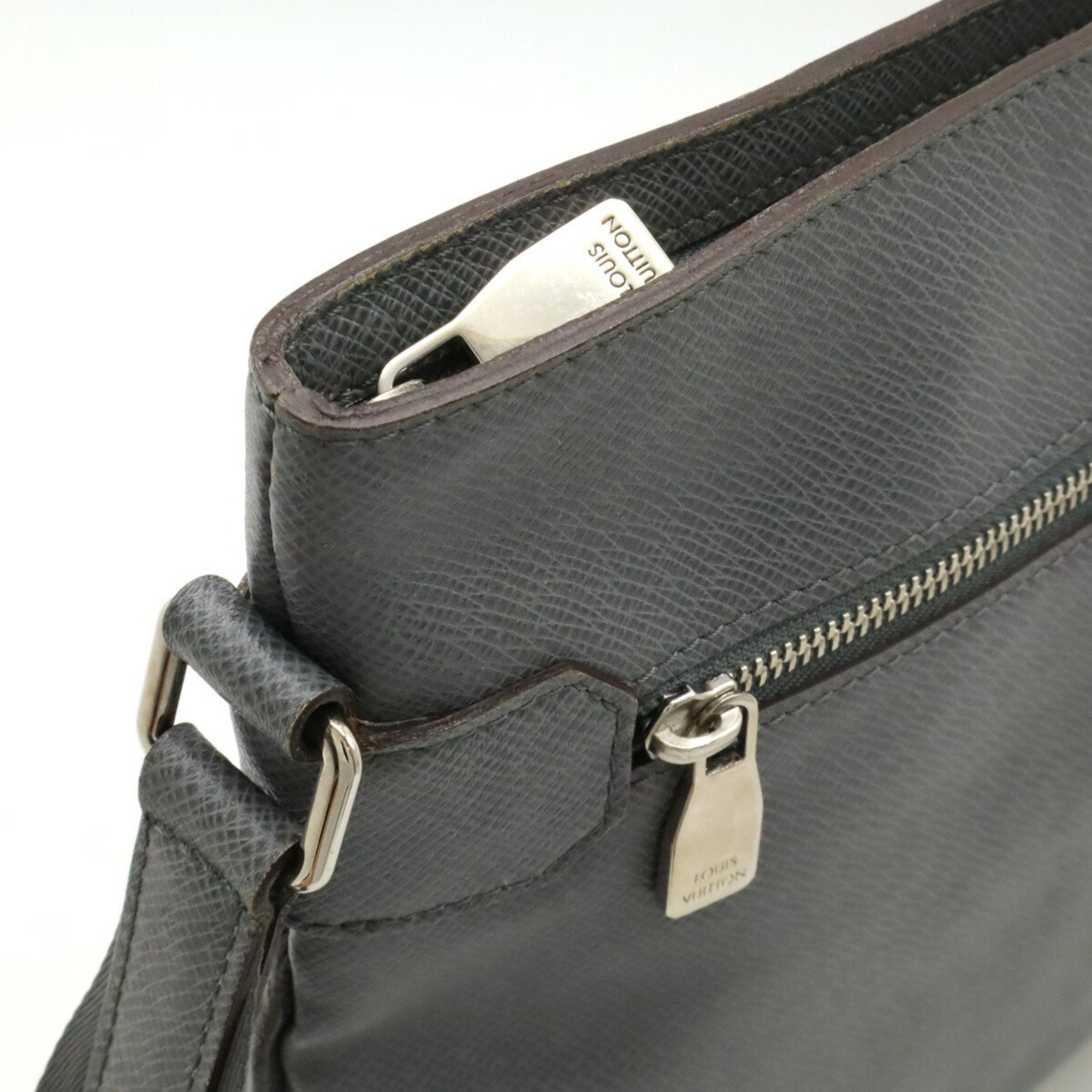 Louis Vuitton Taiga Glacier Taiga Leather Shoulder Bag (Pre-Owned)