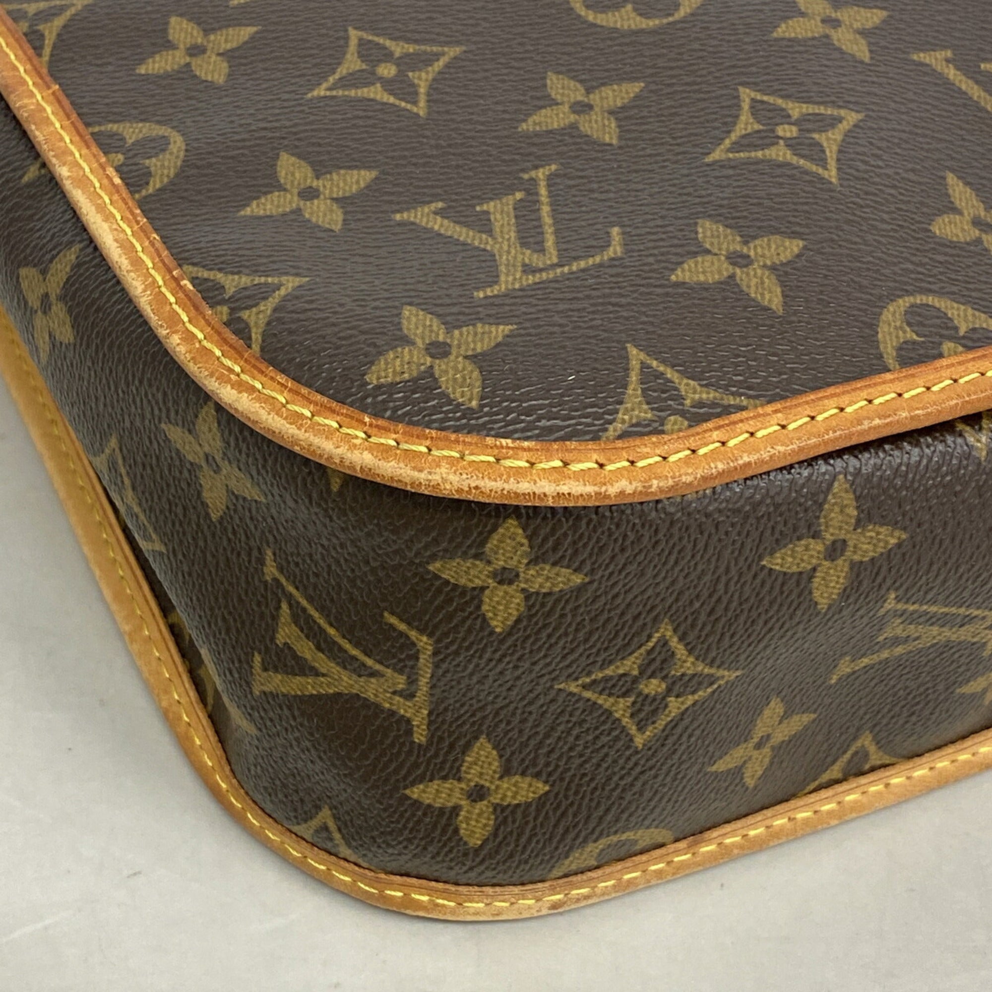Louis Vuitton Brown Shoulder Bag (Pre-Owned)