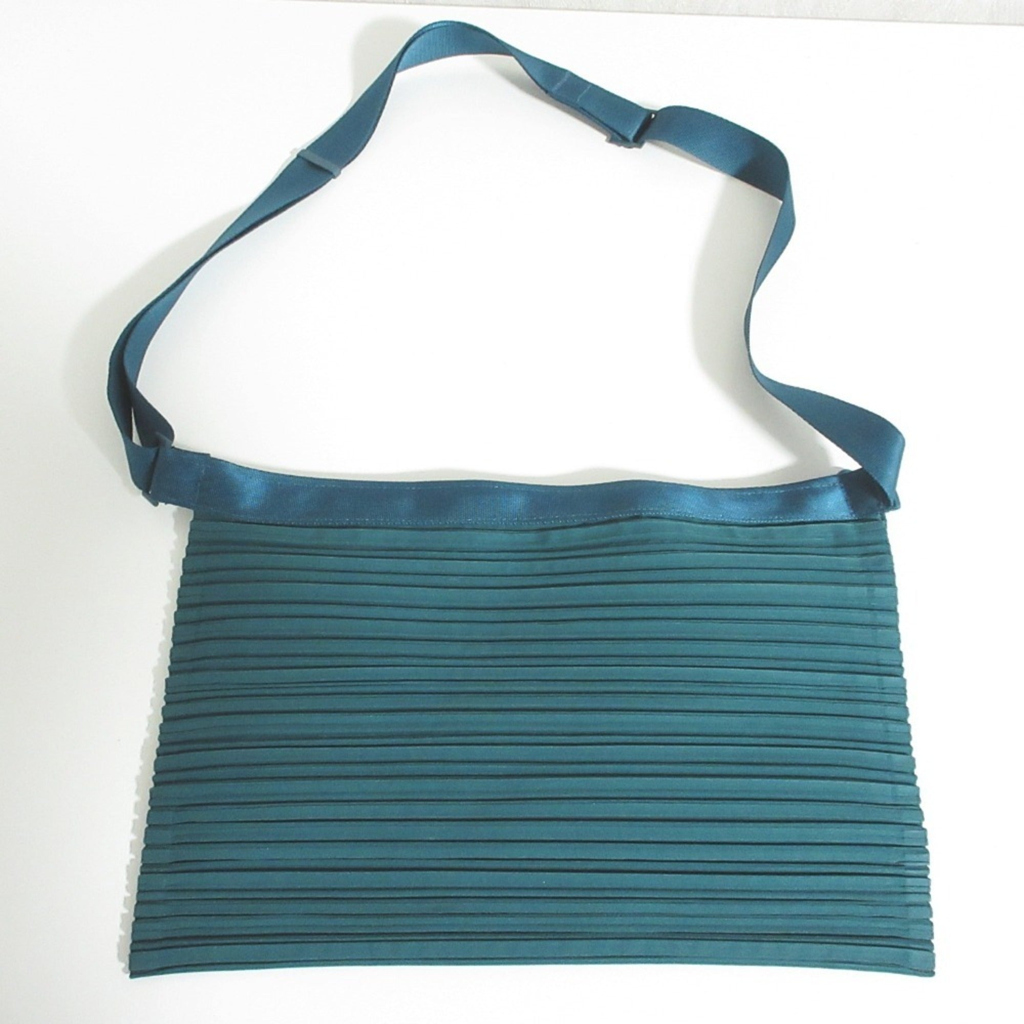 Issey Miyake Green Shoulder Bag (Pre-Owned)