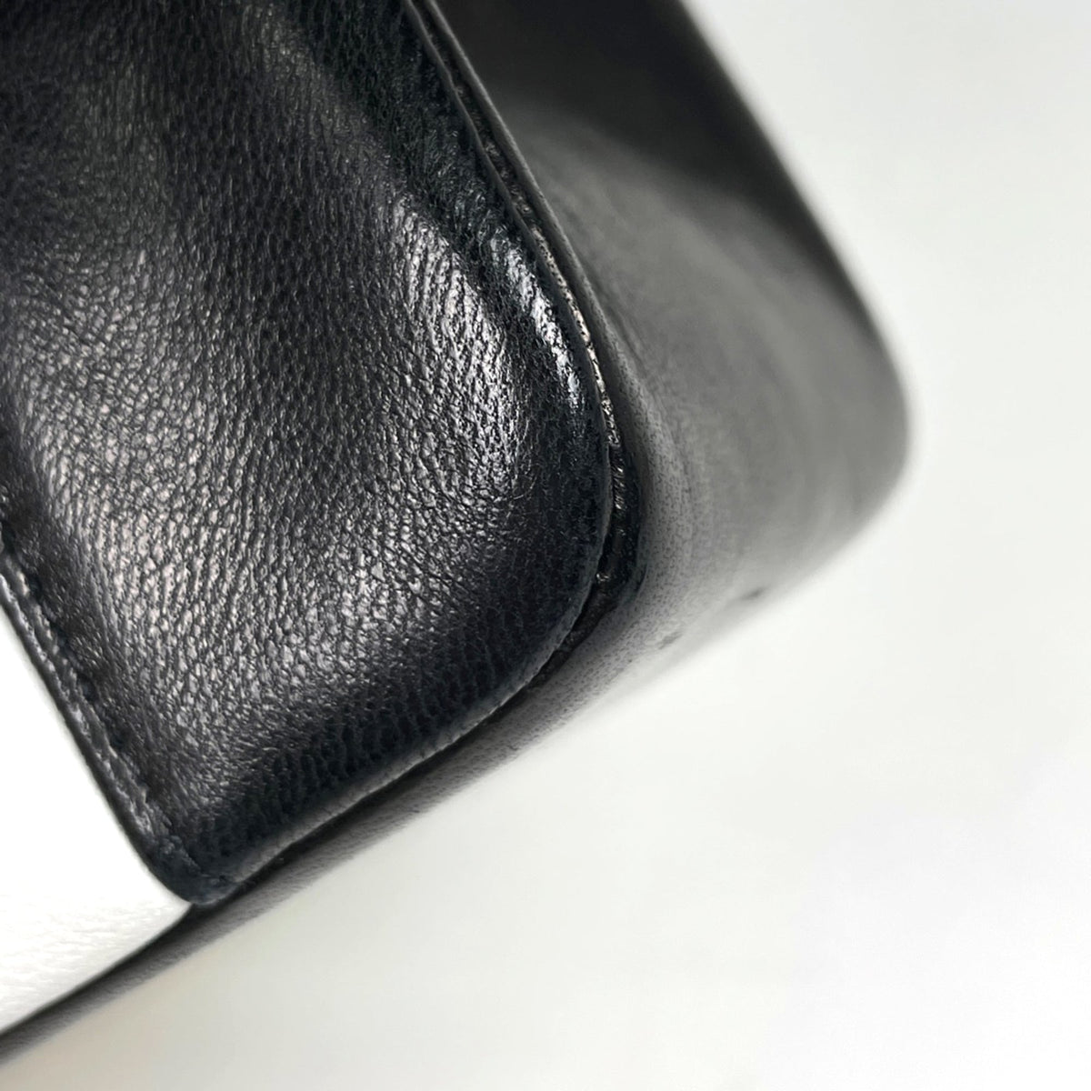 Chanel Black White Leather Shoulder Bag (Pre-Owned)