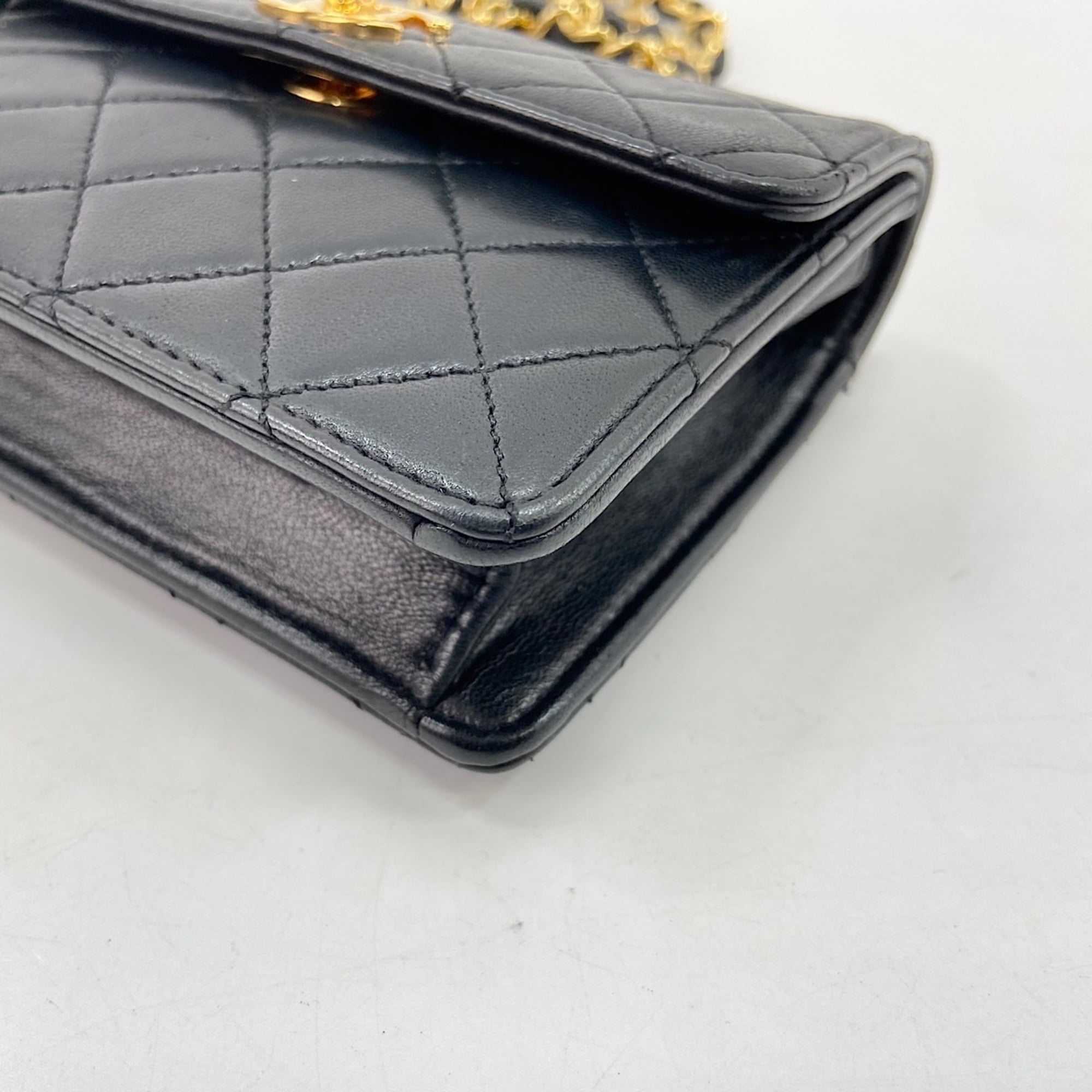 Chanel Black Leather Shoulder Bag (Pre-Owned)