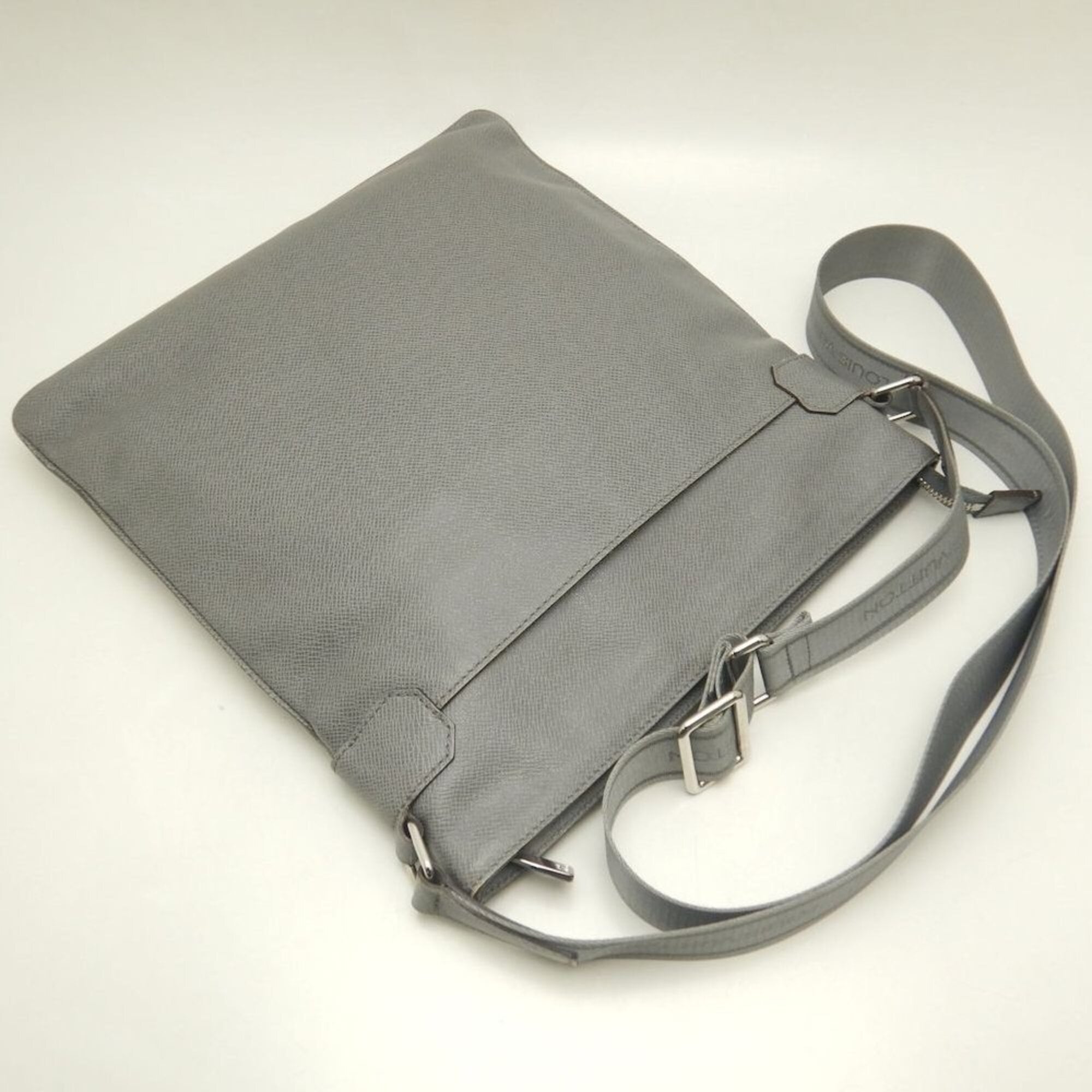 Louis Vuitton Taiga Glacier Taiga Leather Shoulder Bag (Pre-Owned)