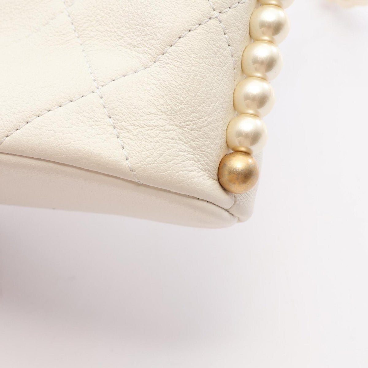 Chanel White Leather Handbag Shoulder Bag (Pre-Owned)