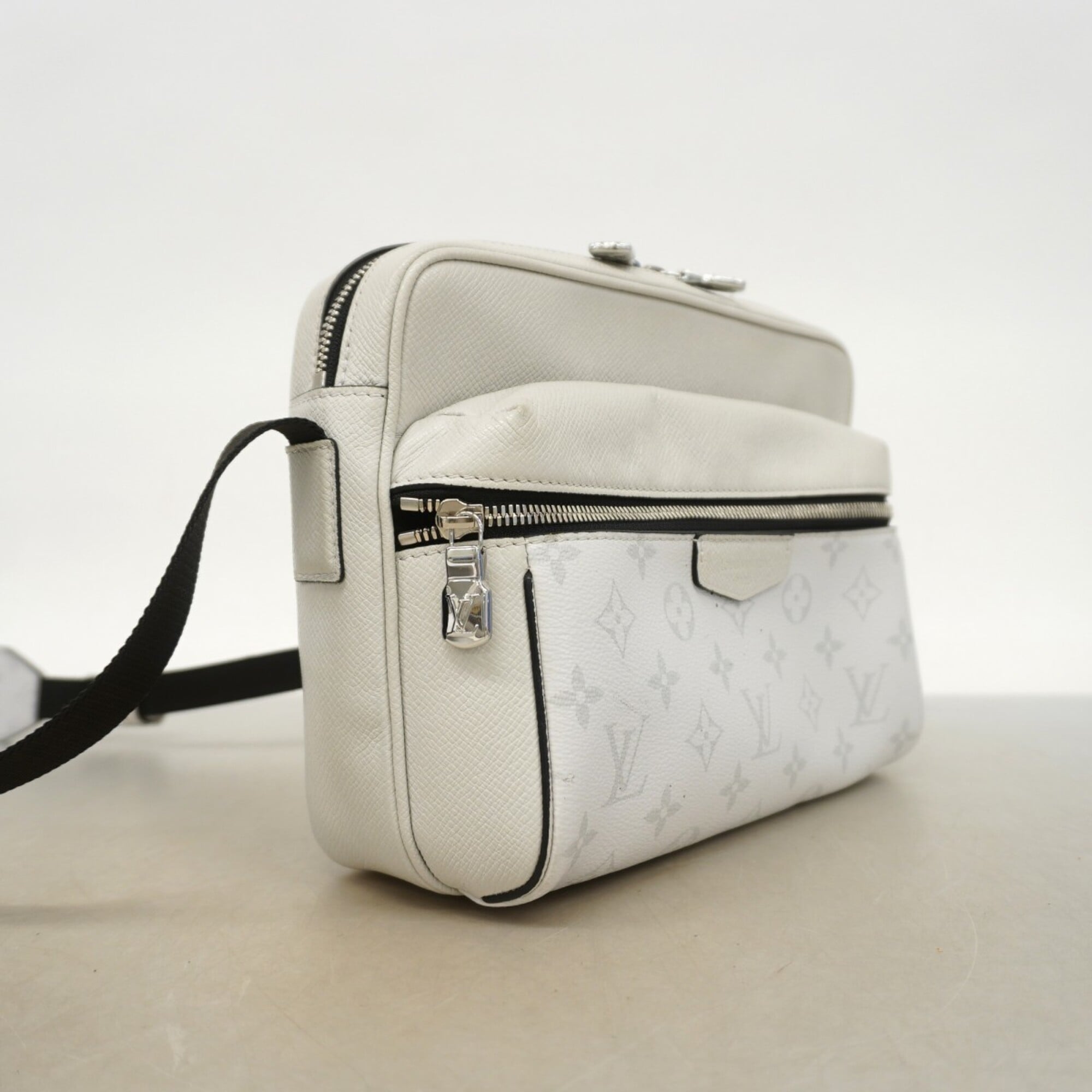 Louis Vuitton White Shoulder Bag (Pre-Owned)