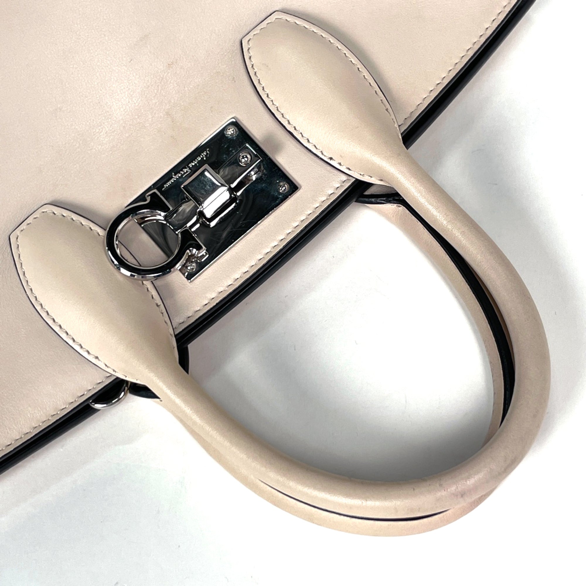 Salvatore Ferragamo Gancini Ivory Leather Handbag (Pre-Owned)
