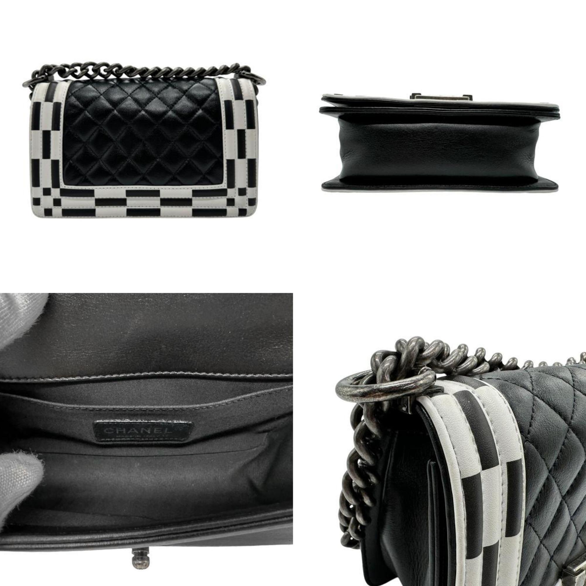 Chanel Black White Leather Shoulder Bag (Pre-Owned)
