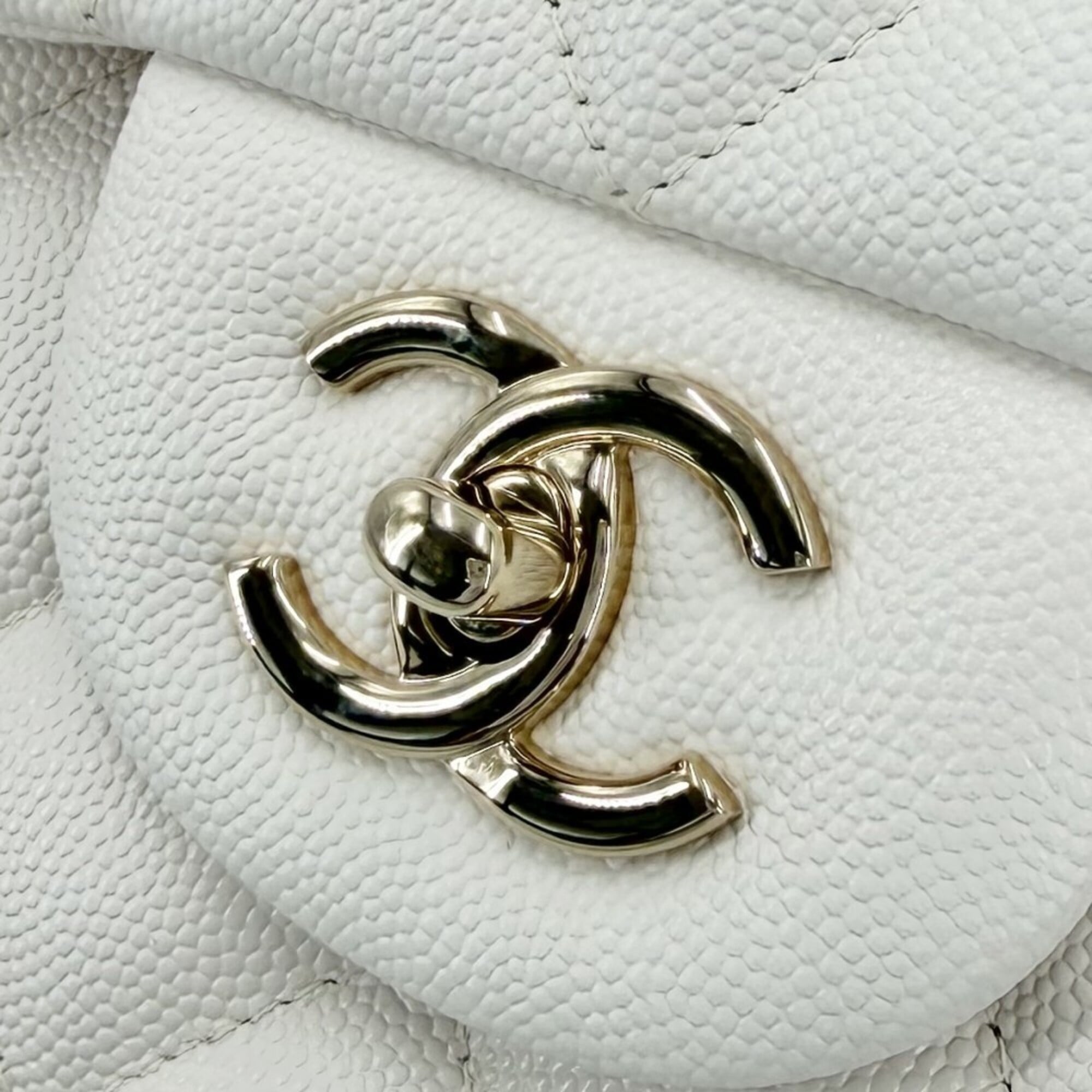 Chanel Matelasse White Grained Calfskin Shoulder Bag (Pre-Owned)