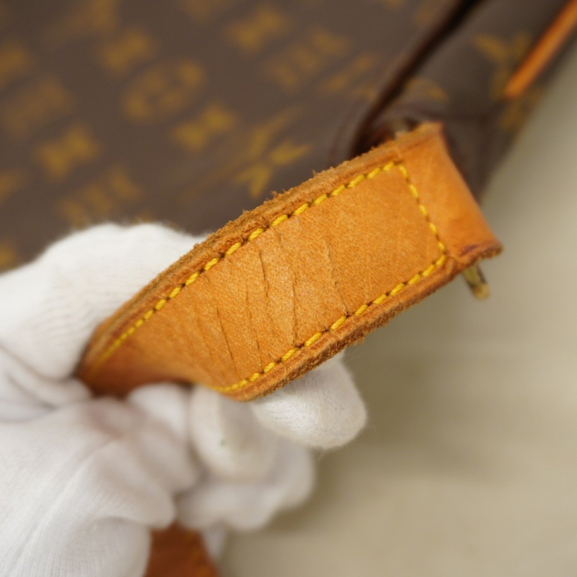 Louis Vuitton Brown Shoulder Bag (Pre-Owned)