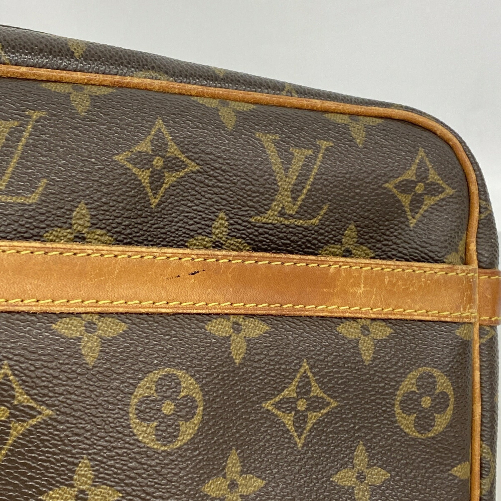 Louis Vuitton Brown Clutch Bag (Pre-Owned)