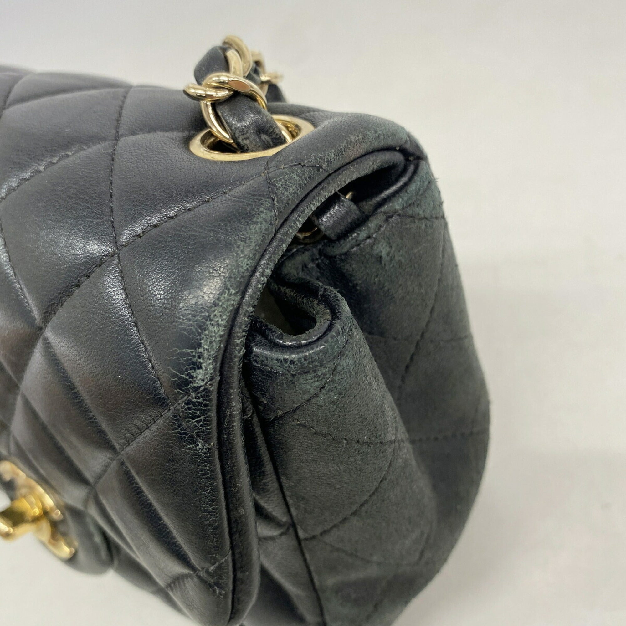 Chanel Black Leather Shoulder Bag (Pre-Owned)
