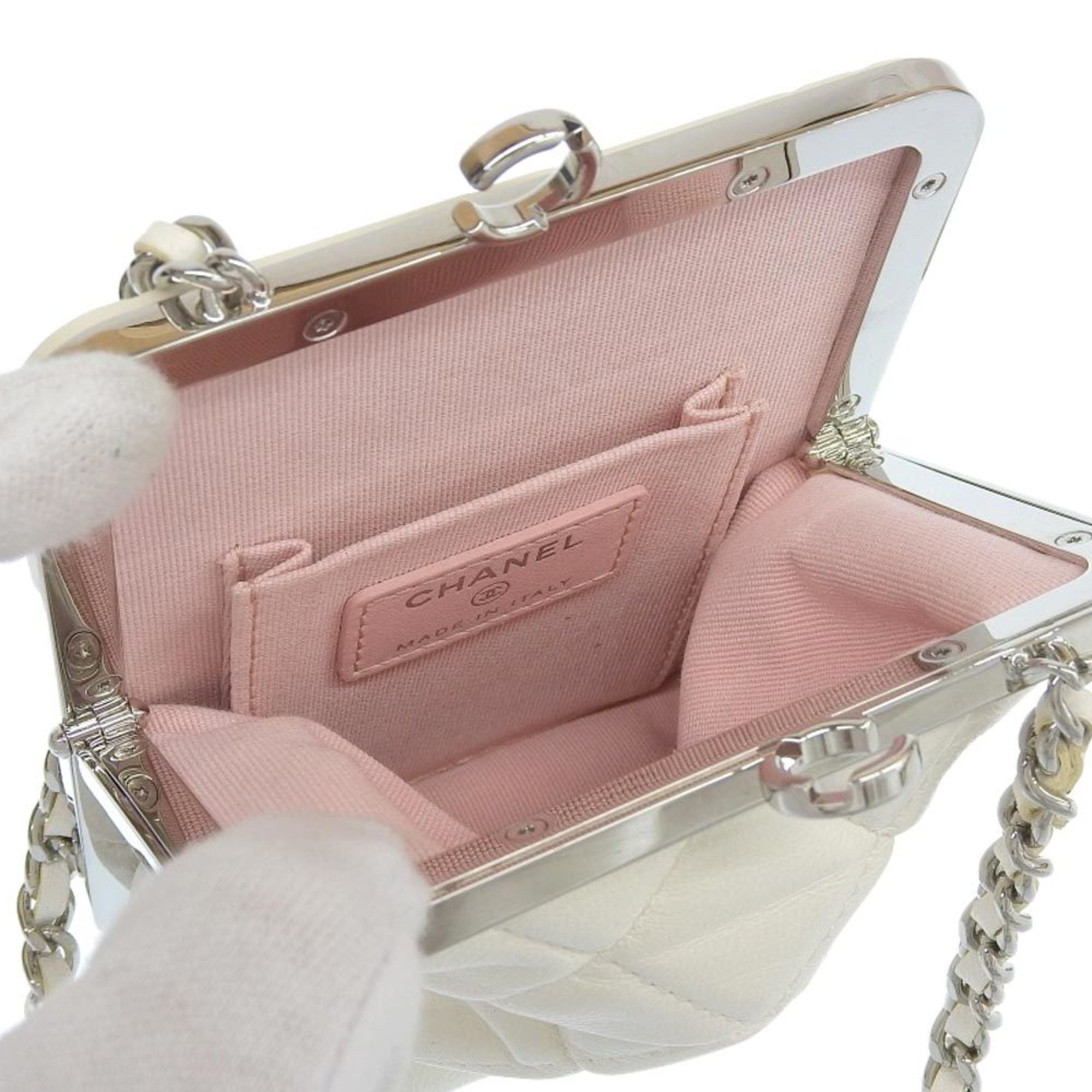 Chanel White Leather Shoulder Bag (Pre-Owned)