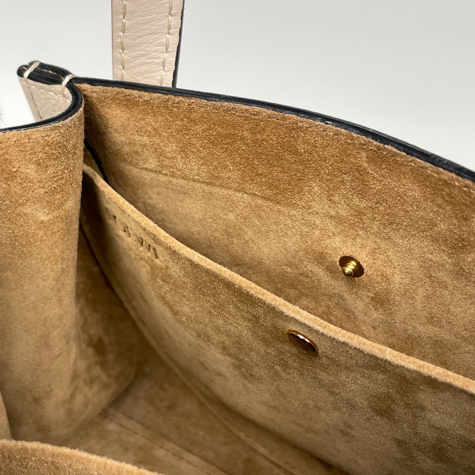 Loewe Grayish Leather Handbag (Pre-Owned)