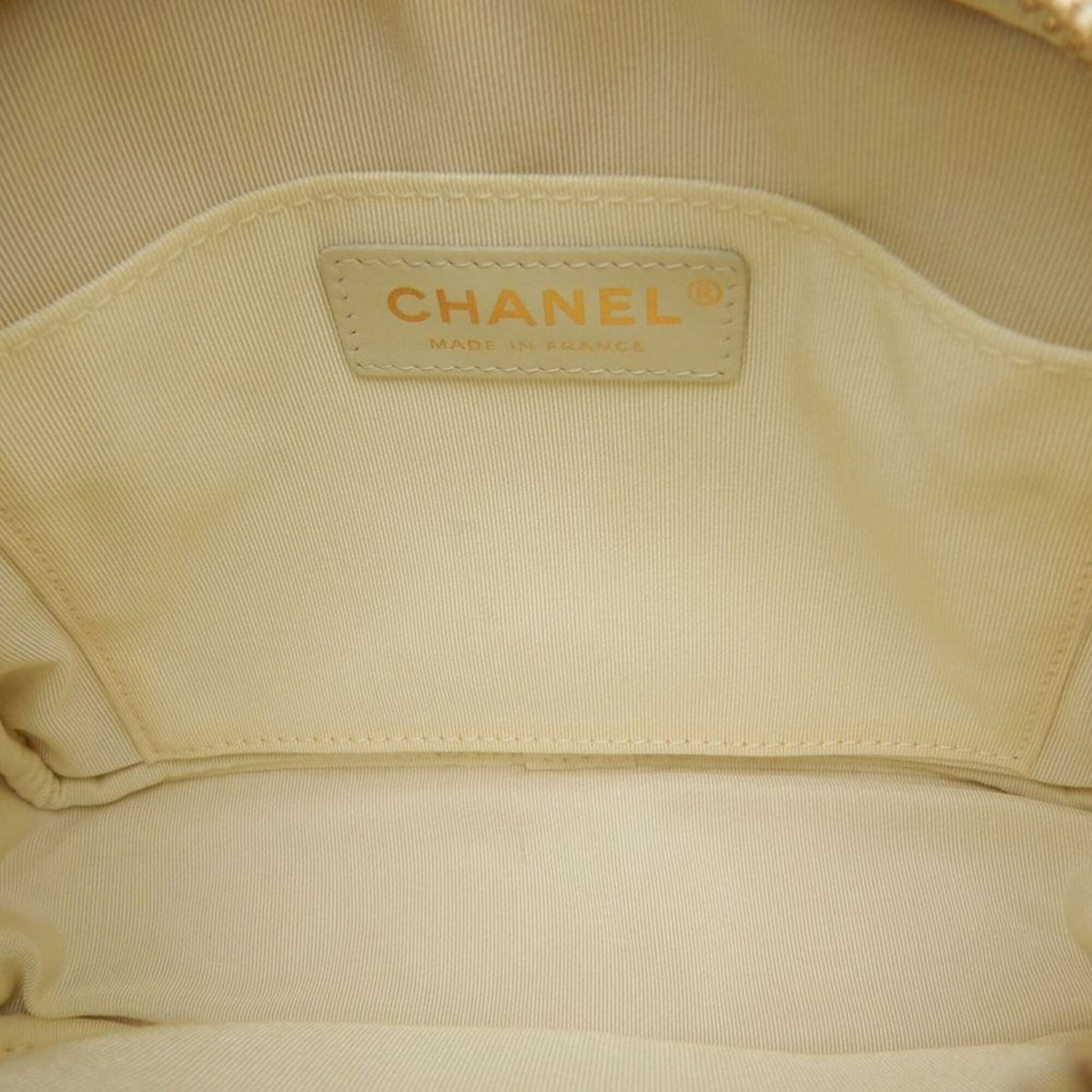 Chanel White Grained Calfskin Shoulder Bag (Pre-Owned)