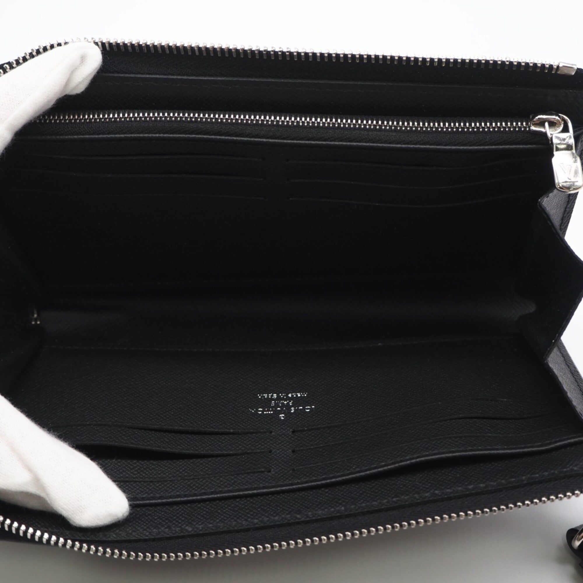 Louis Vuitton Taiga Black Noir Leather Long Wallet (Bi-Fold) (Pre-Owned)