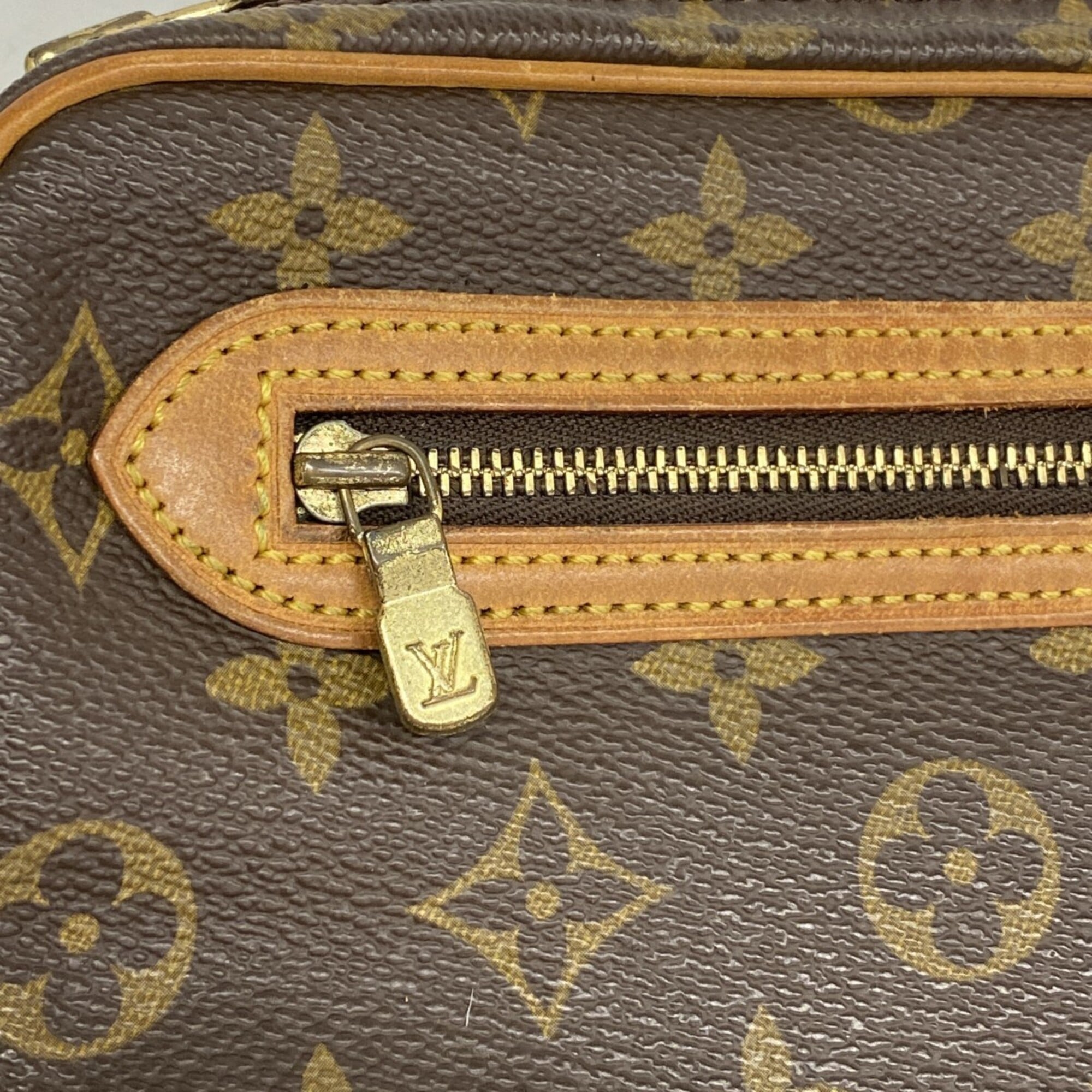 Louis Vuitton Brown Clutch Bag (Pre-Owned)