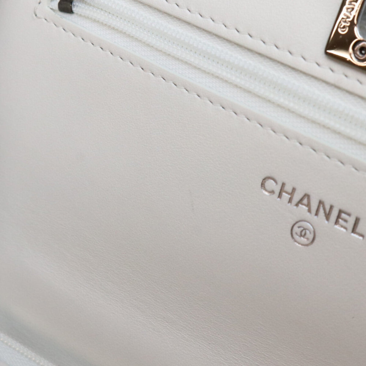Chanel White Shoulder Bag (Pre-Owned)