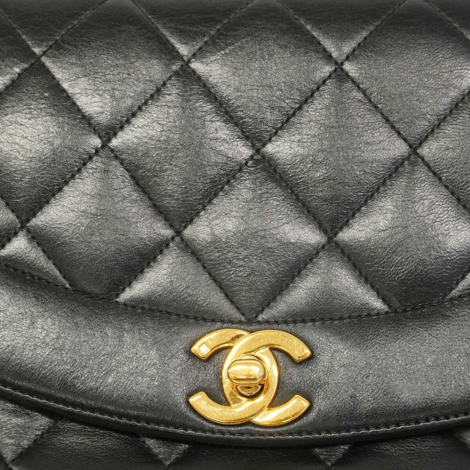 Chanel Black Leather Shoulder Bag (Pre-Owned)