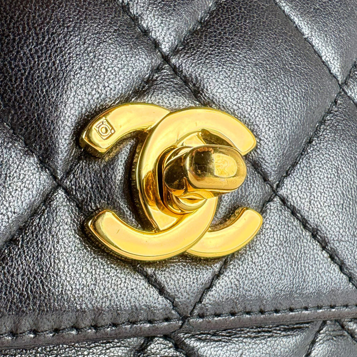 Chanel Black Leather Shoulder Bag (Pre-Owned)