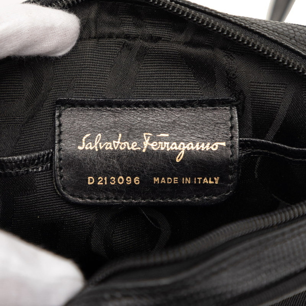 Salvatore Ferragamo Black Leather Shoulder Bag (Pre-Owned)