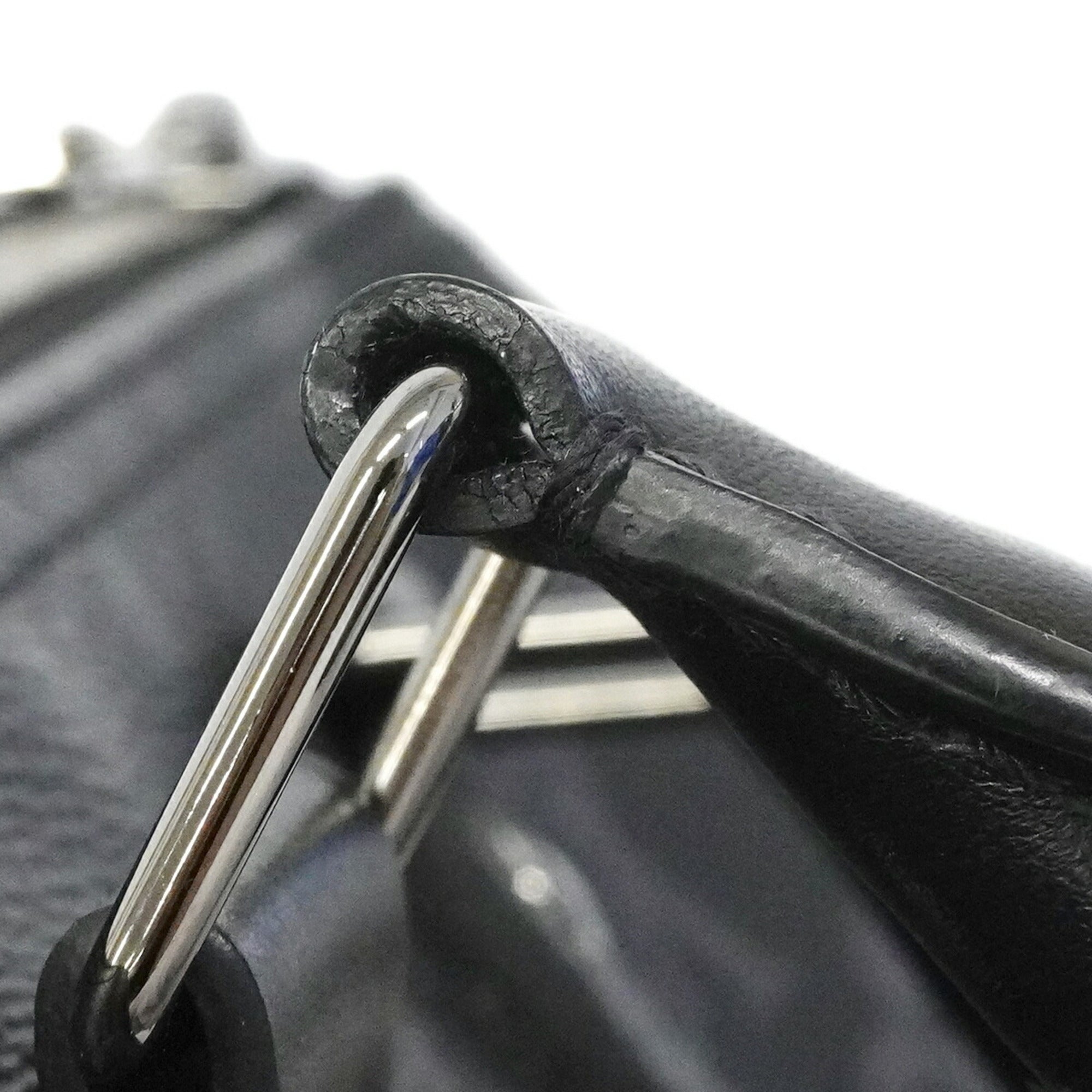 Louis Vuitton Black Handbag (Pre-Owned)