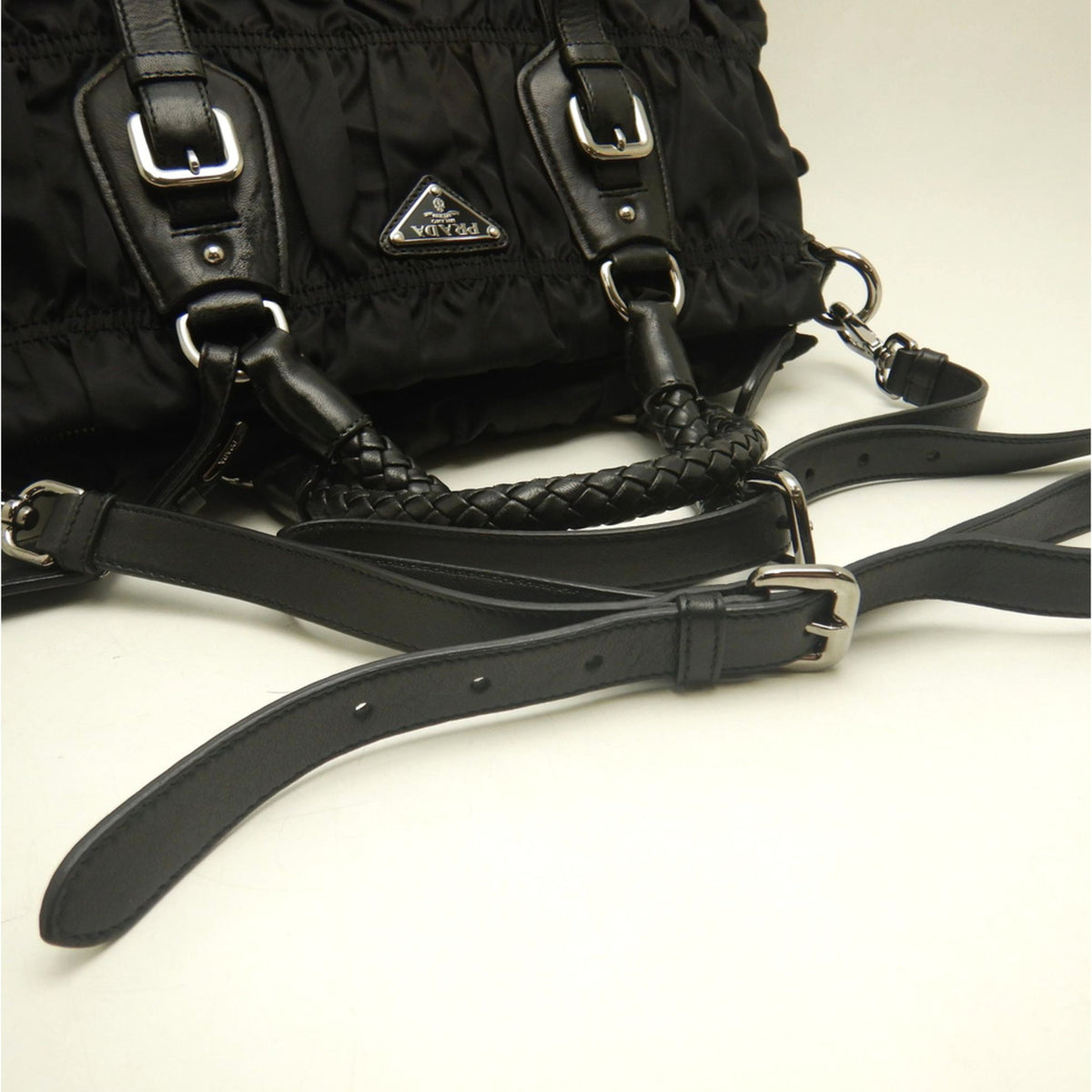 Prada Nero Nylon Handbag (Pre-Owned)