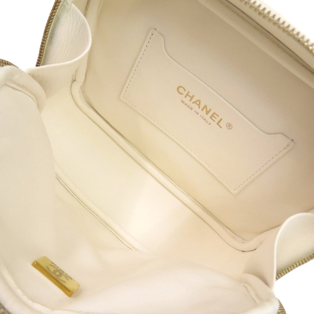 Chanel White Leather Shoulder Bag (Pre-Owned)