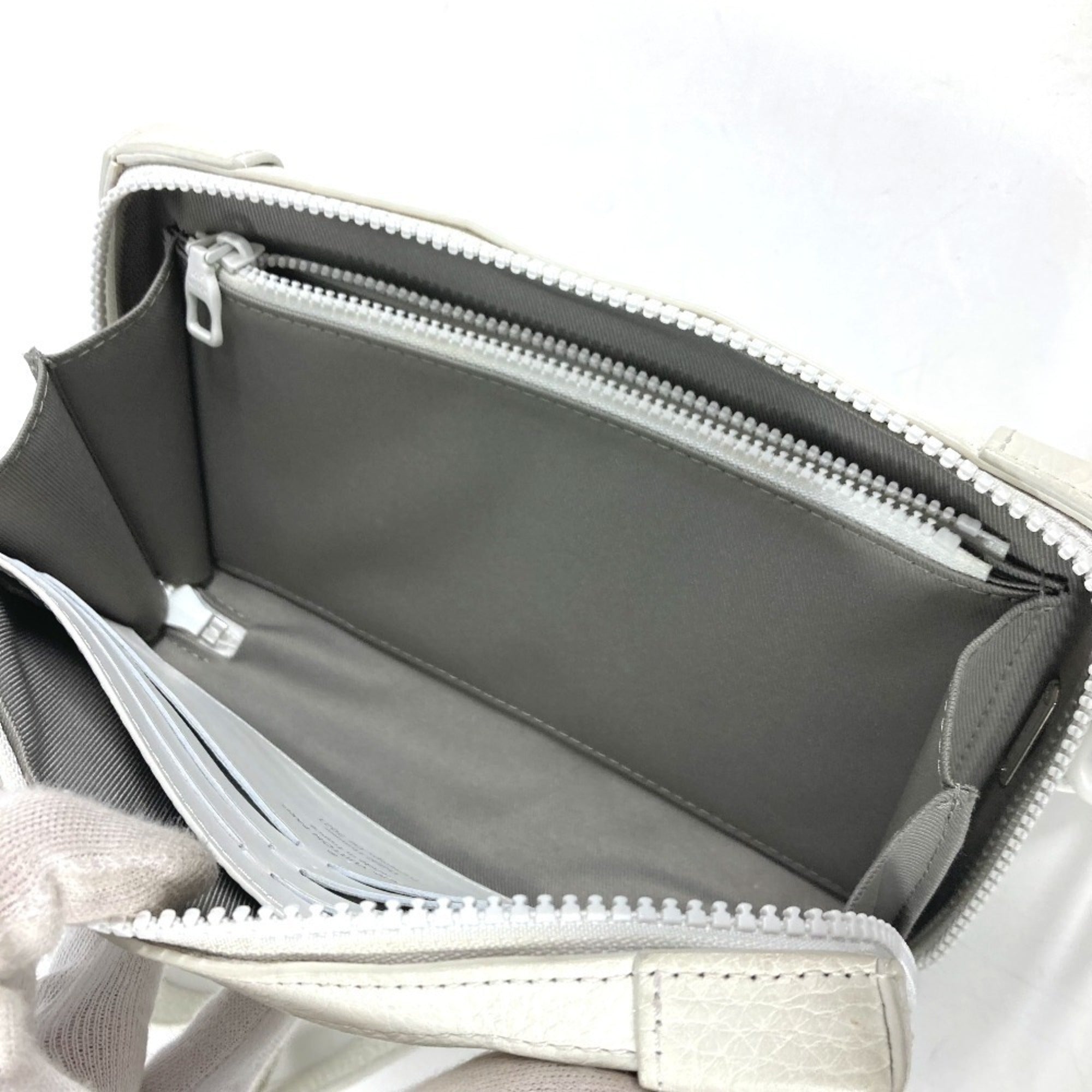 Louis Vuitton White Leather Clutch Bag Shoulder Bag (Pre-Owned)