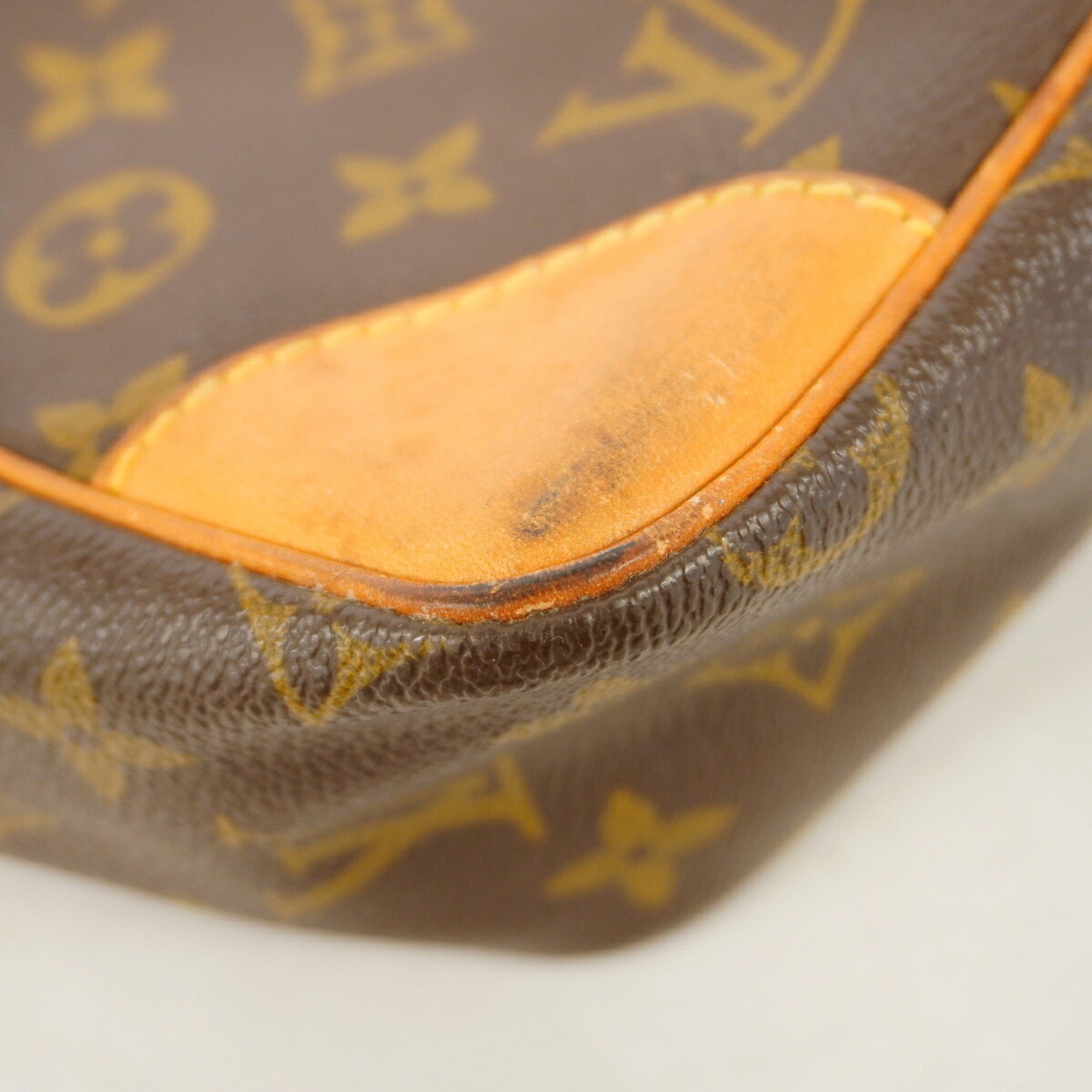 Louis Vuitton Brown Shoulder Bag (Pre-Owned)