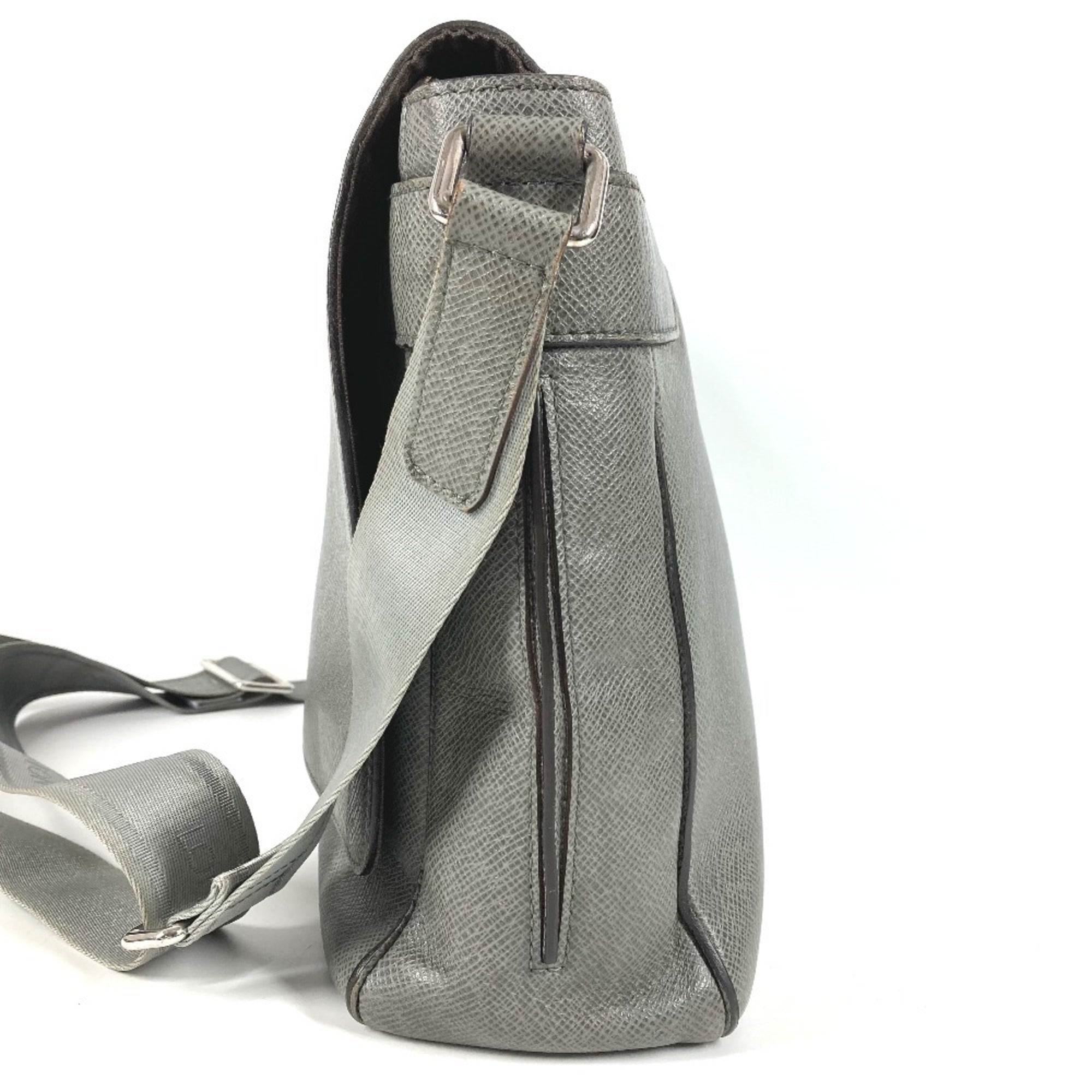 Louis Vuitton Gray Taiga Leather Messenger Bag Shoulder Bag (Pre-Owned)