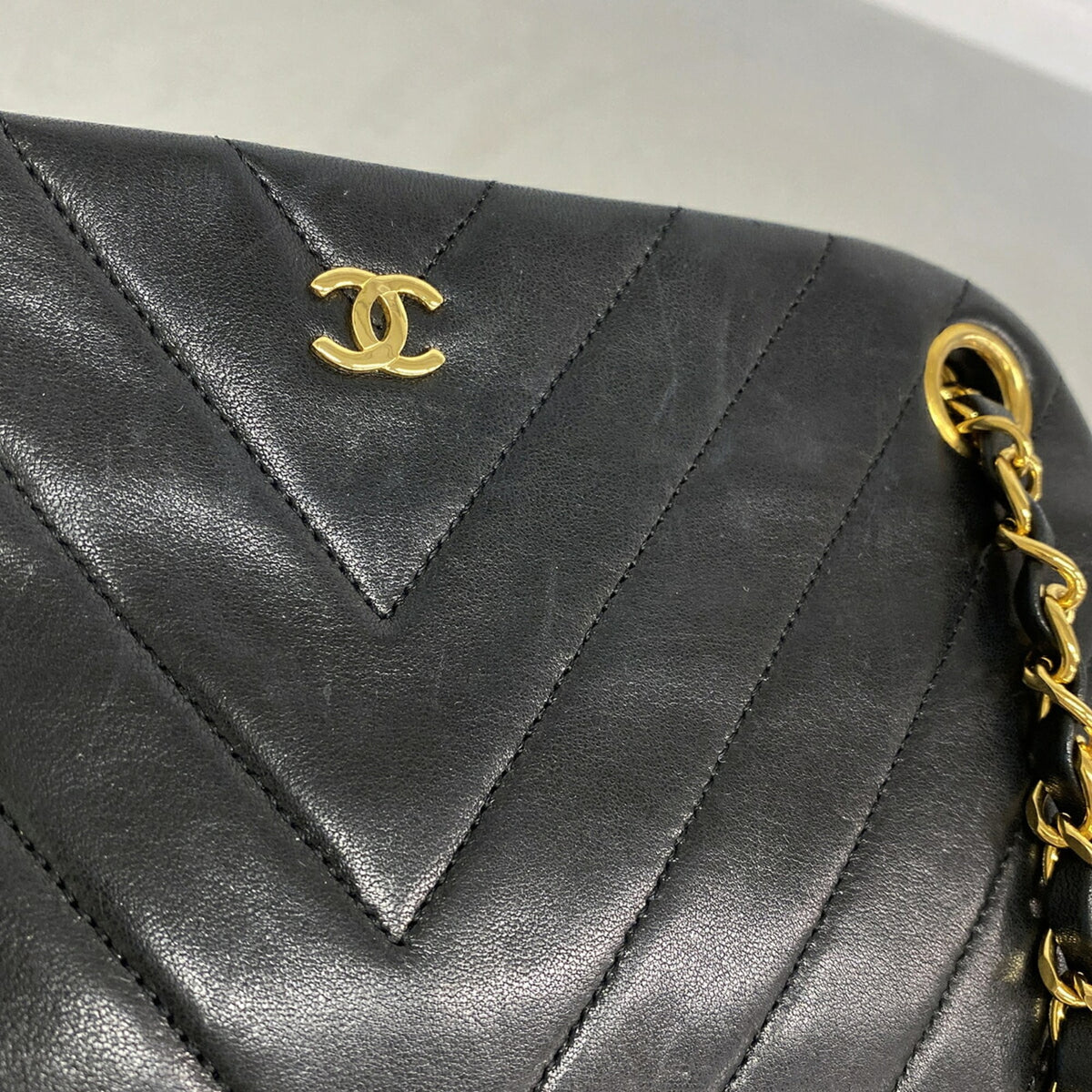 Chanel Black Leather Shoulder Bag (Pre-Owned)