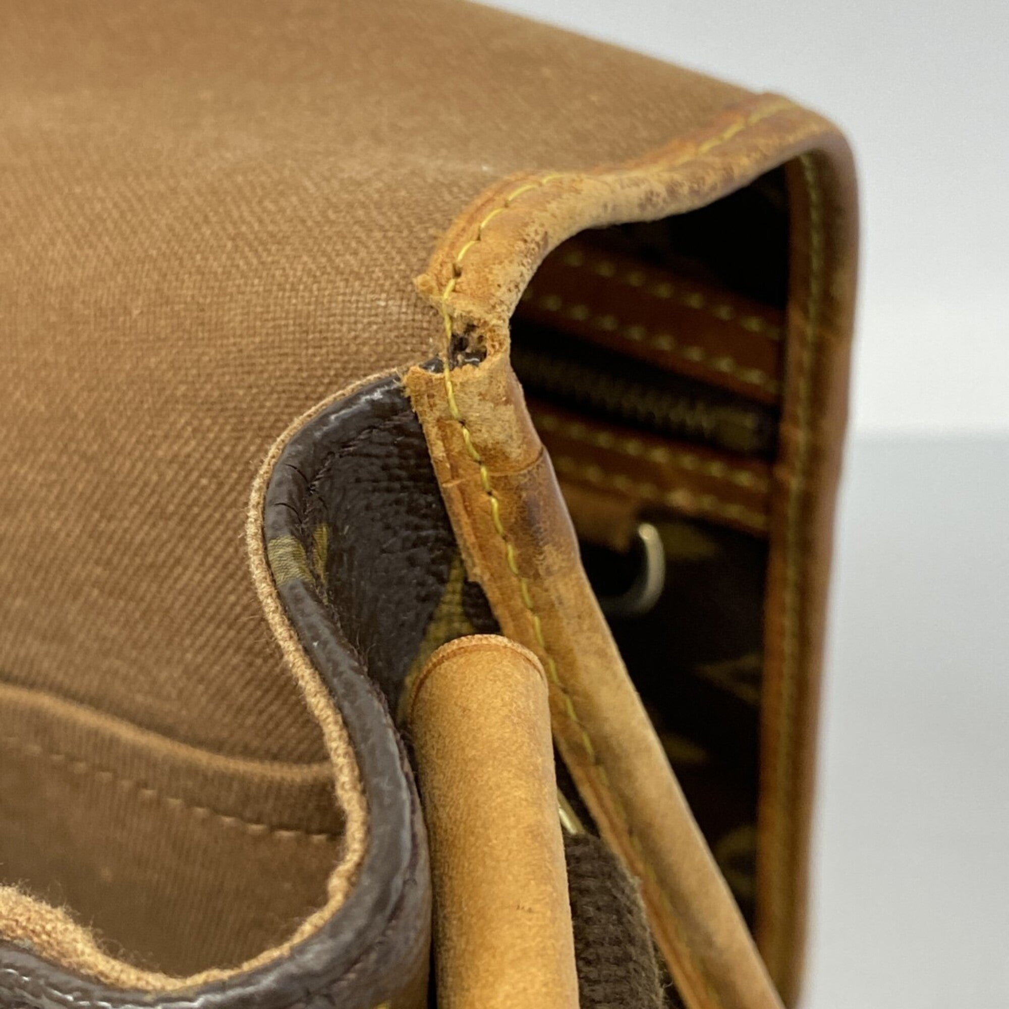 Louis Vuitton Brown Shoulder Bag (Pre-Owned)