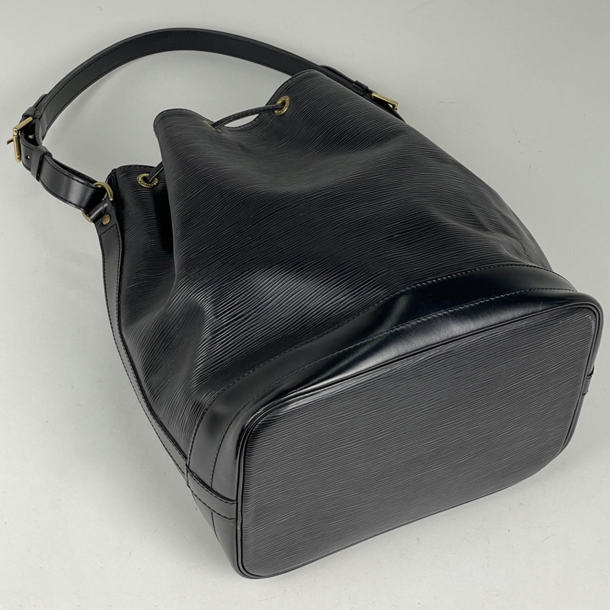 Louis Vuitton Black Noir Epi Leather Shoulder Bag (Pre-Owned)
