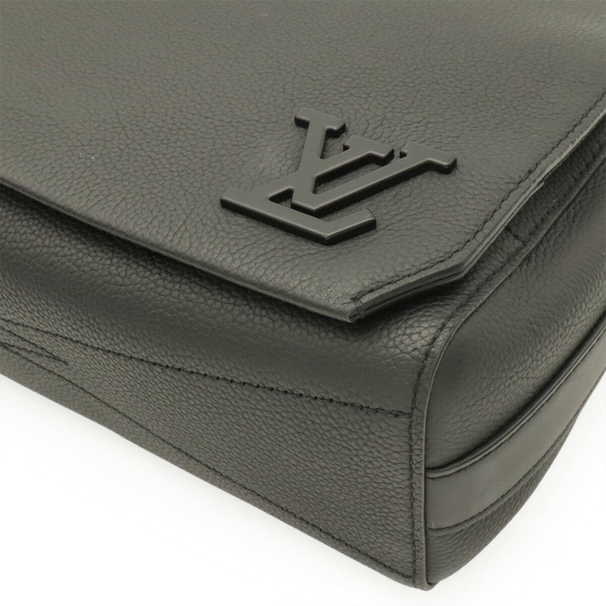 Louis Vuitton Black Noir Leather Shoulder Bag (Pre-Owned)