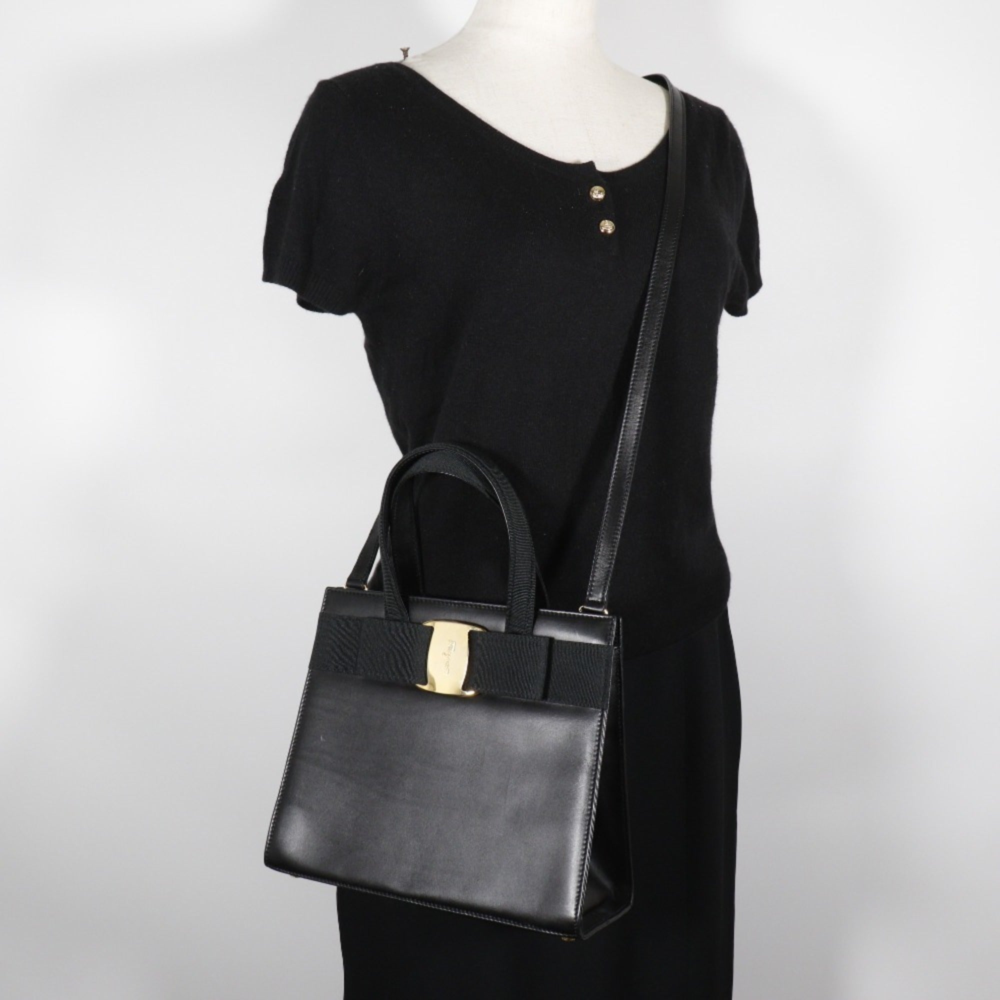 Salvatore Ferragamo Black Leather Handbag (Pre-Owned)