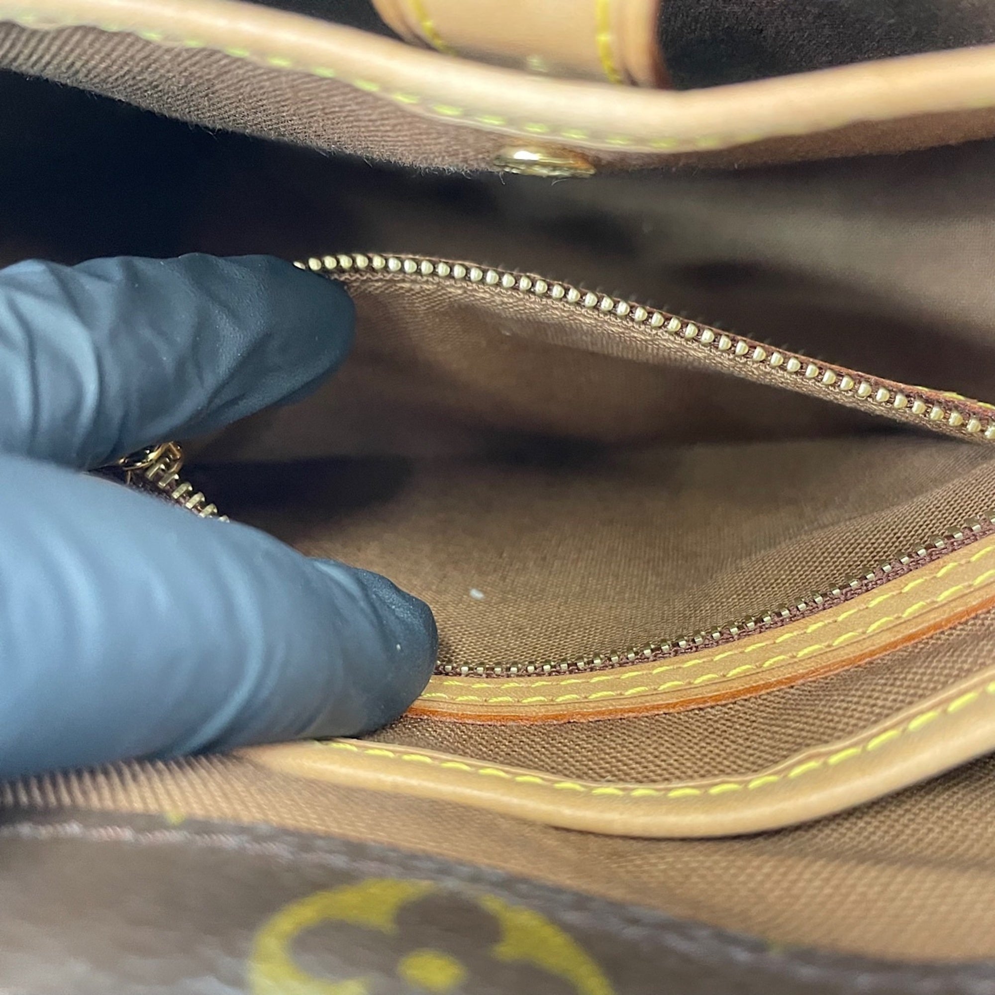 Louis Vuitton Brown Handbag (Pre-Owned)