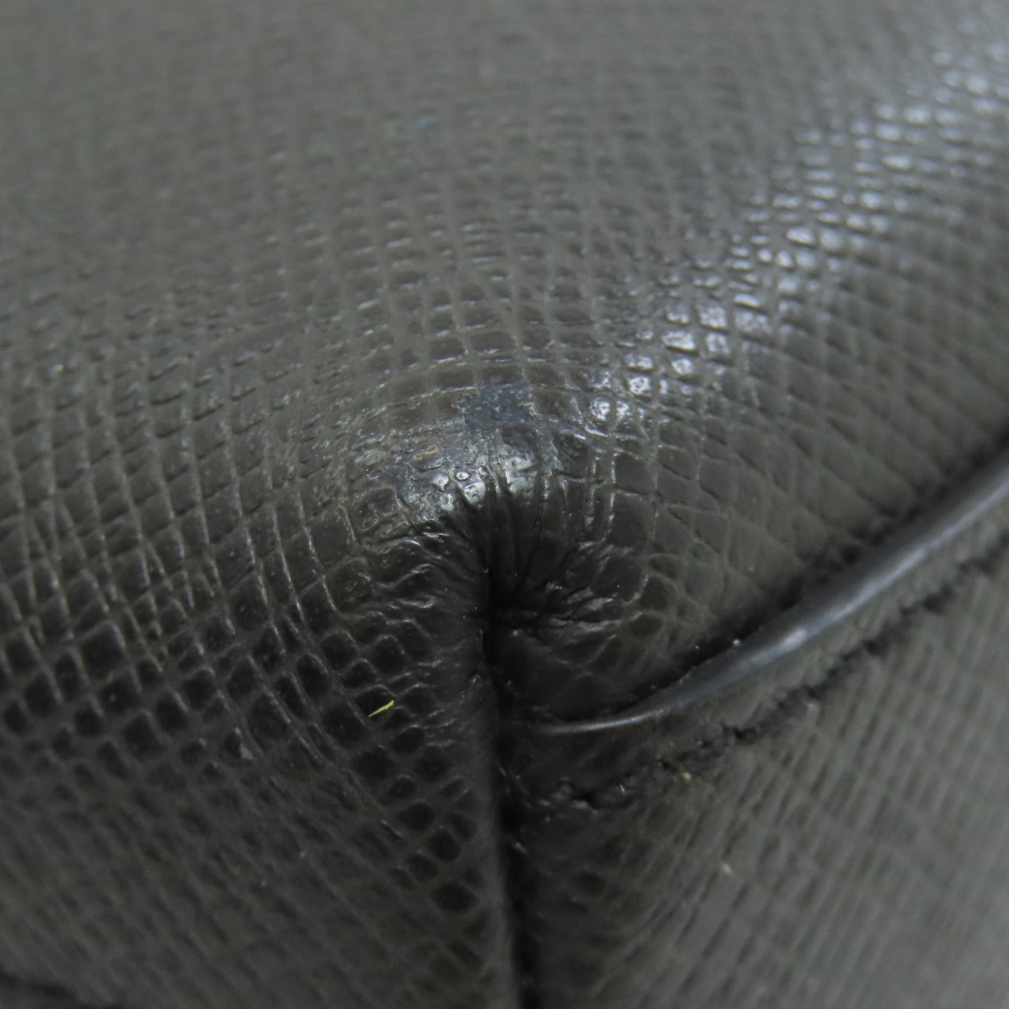 Louis Vuitton Gray Taiga Leather Shoulder Bag (Pre-Owned)