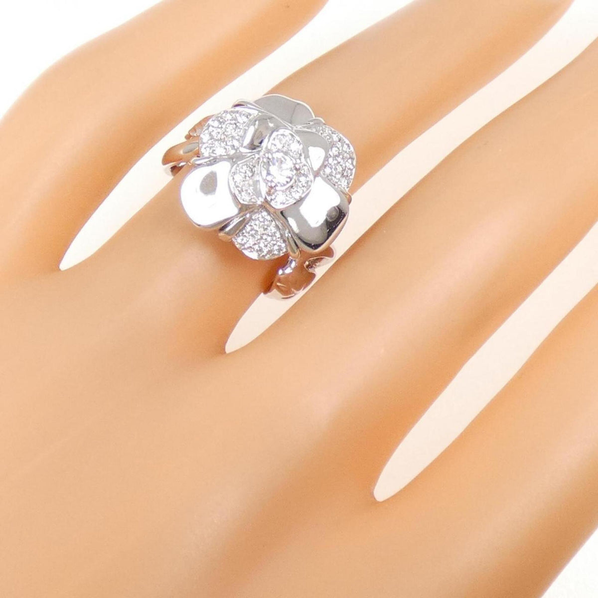 Chanel White Gold White Gold (18K) Band Ring (Pre-Owned)