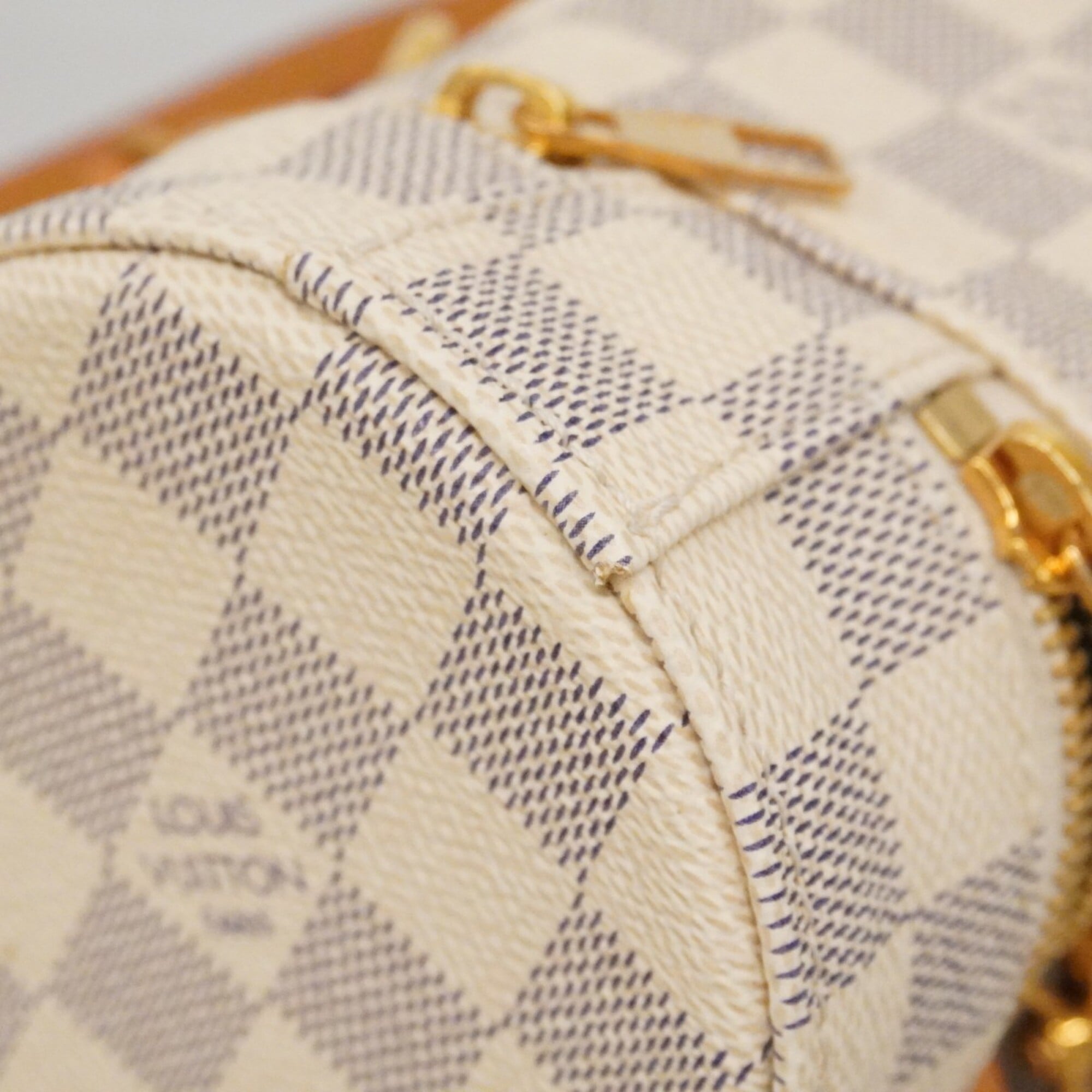 Louis Vuitton White Shoulder Bag (Pre-Owned)