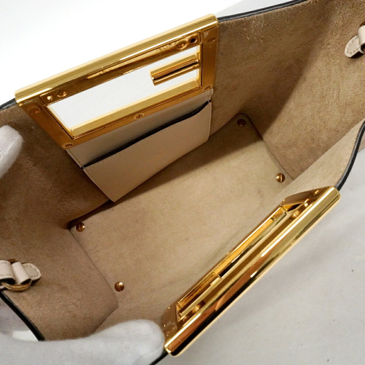 Fendi Ivory Leather Handbag (Pre-Owned)