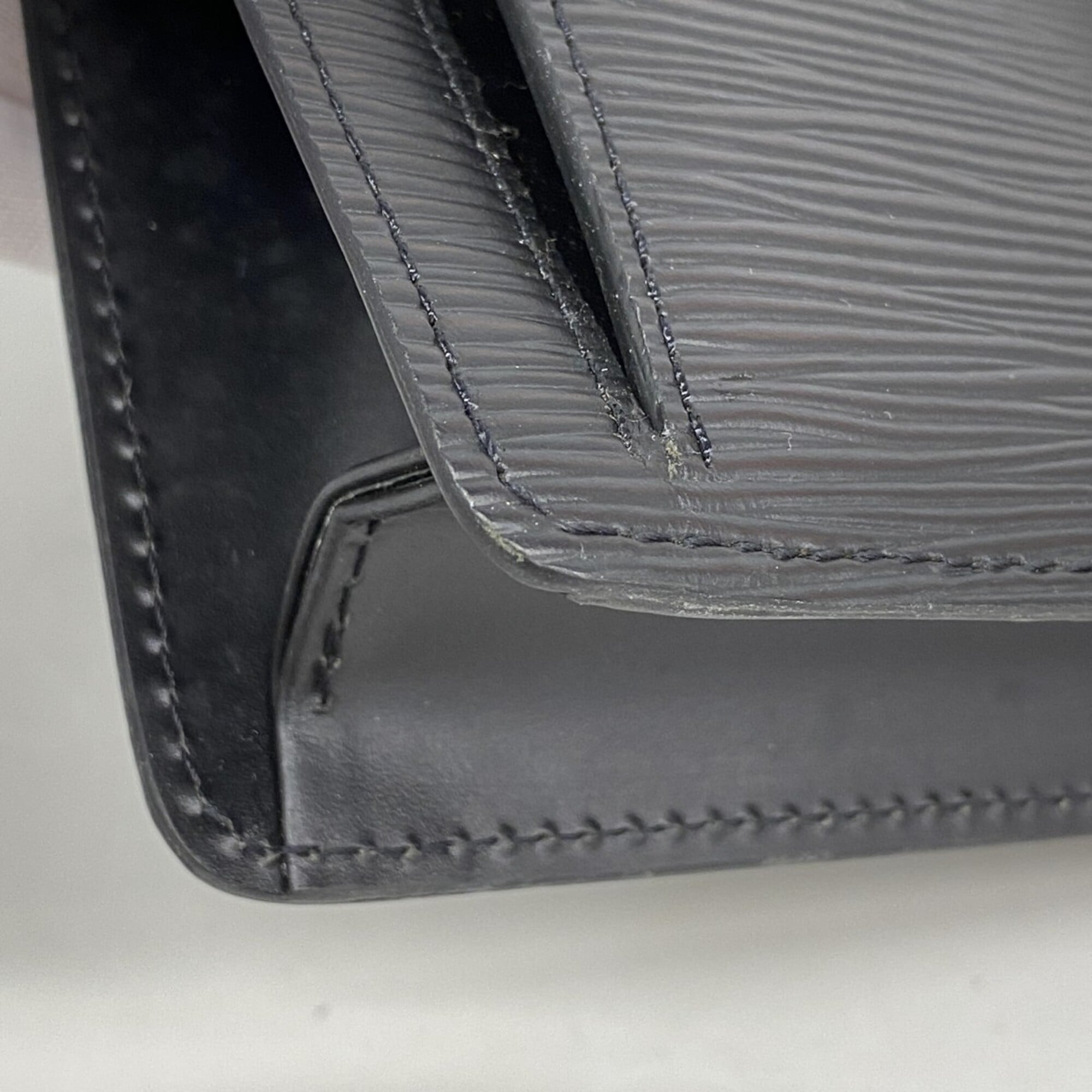 Louis Vuitton Noir Clutch Bag (Pre-Owned)