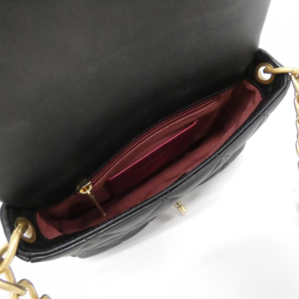 Chanel Black Leather Shoulder Bag (Pre-Owned)