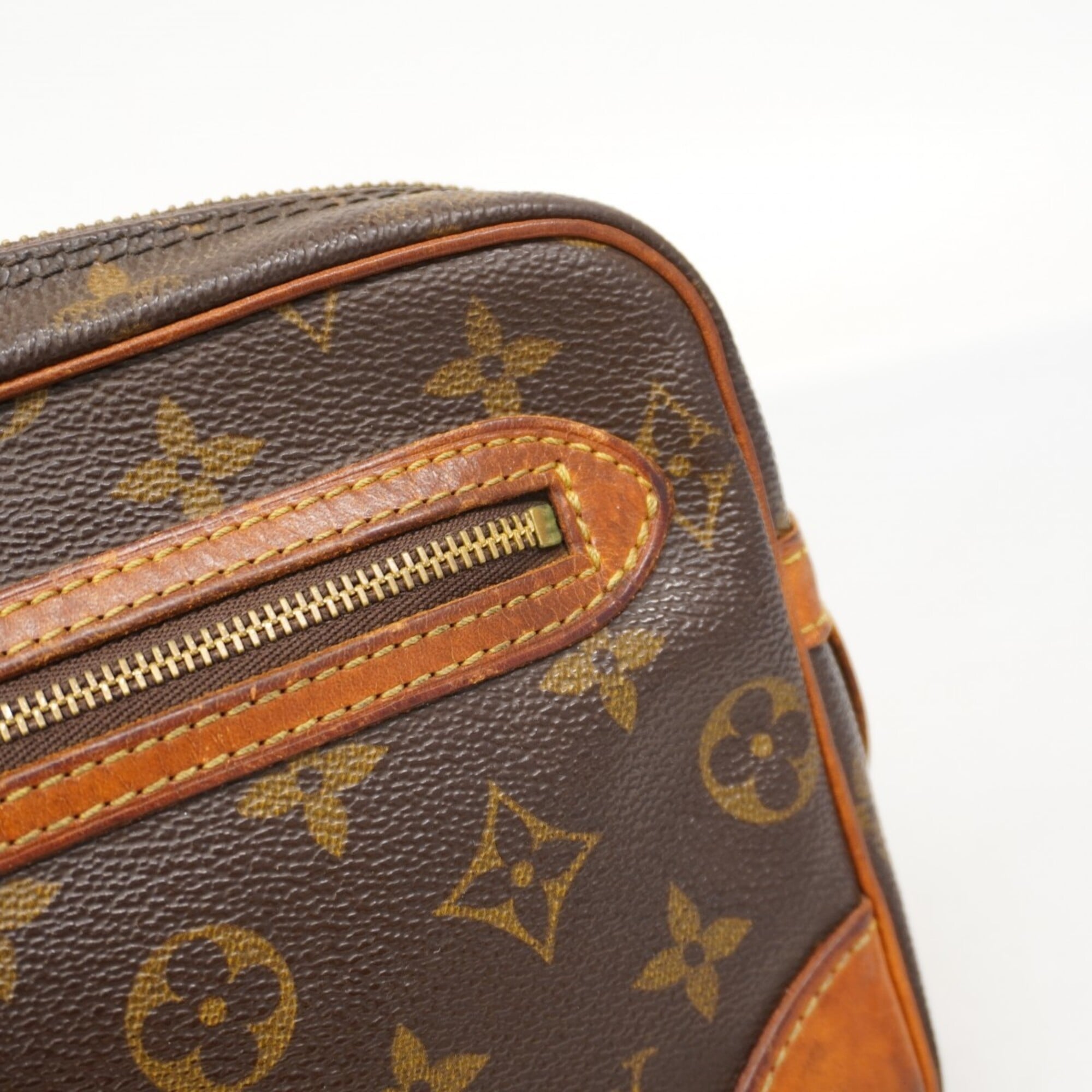 Louis Vuitton Brown Clutch Bag (Pre-Owned)