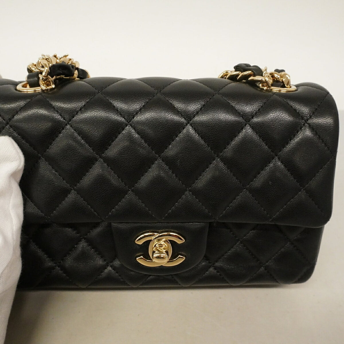 Chanel Black Leather Shoulder Bag (Pre-Owned)