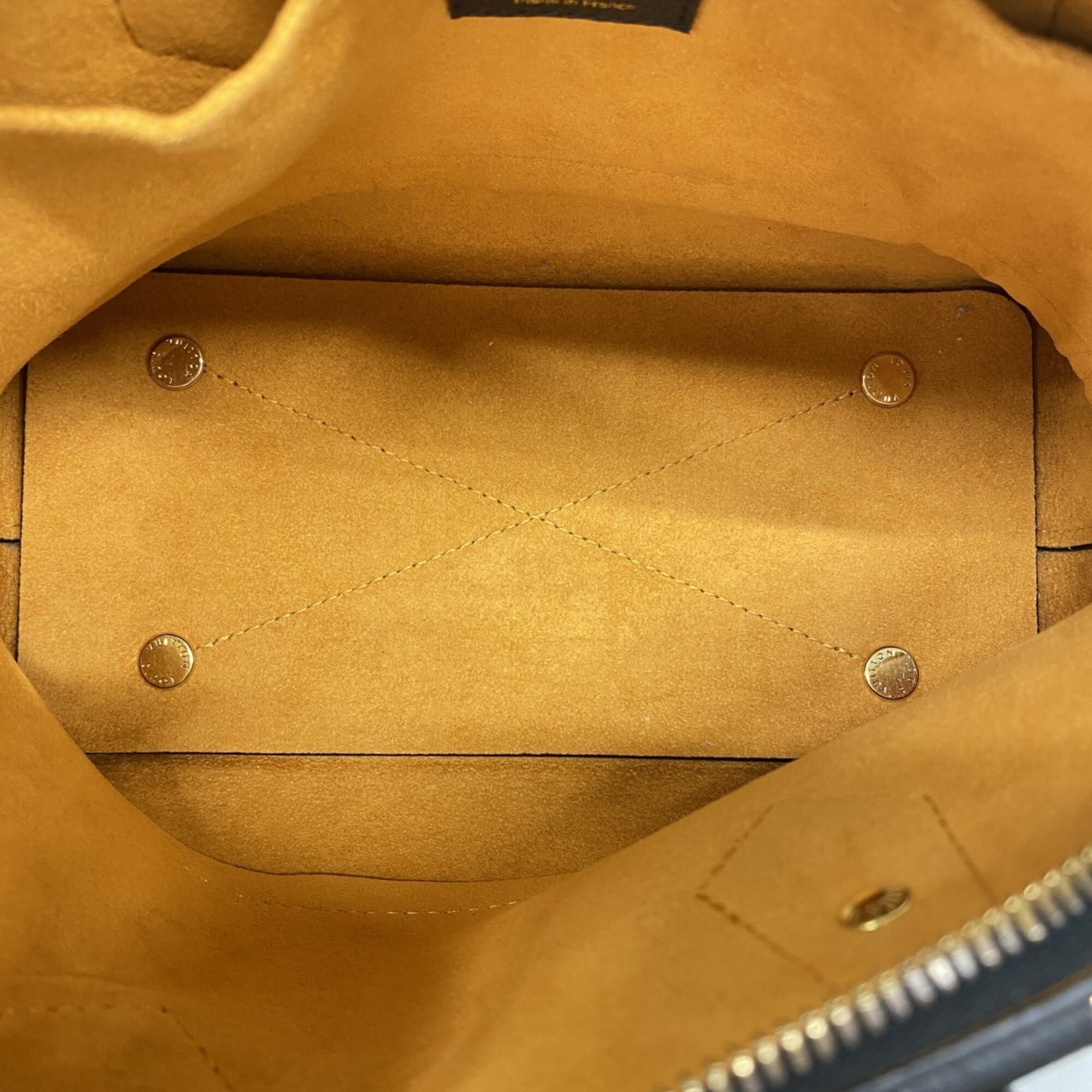 Louis Vuitton Noir Handbag (Pre-Owned)