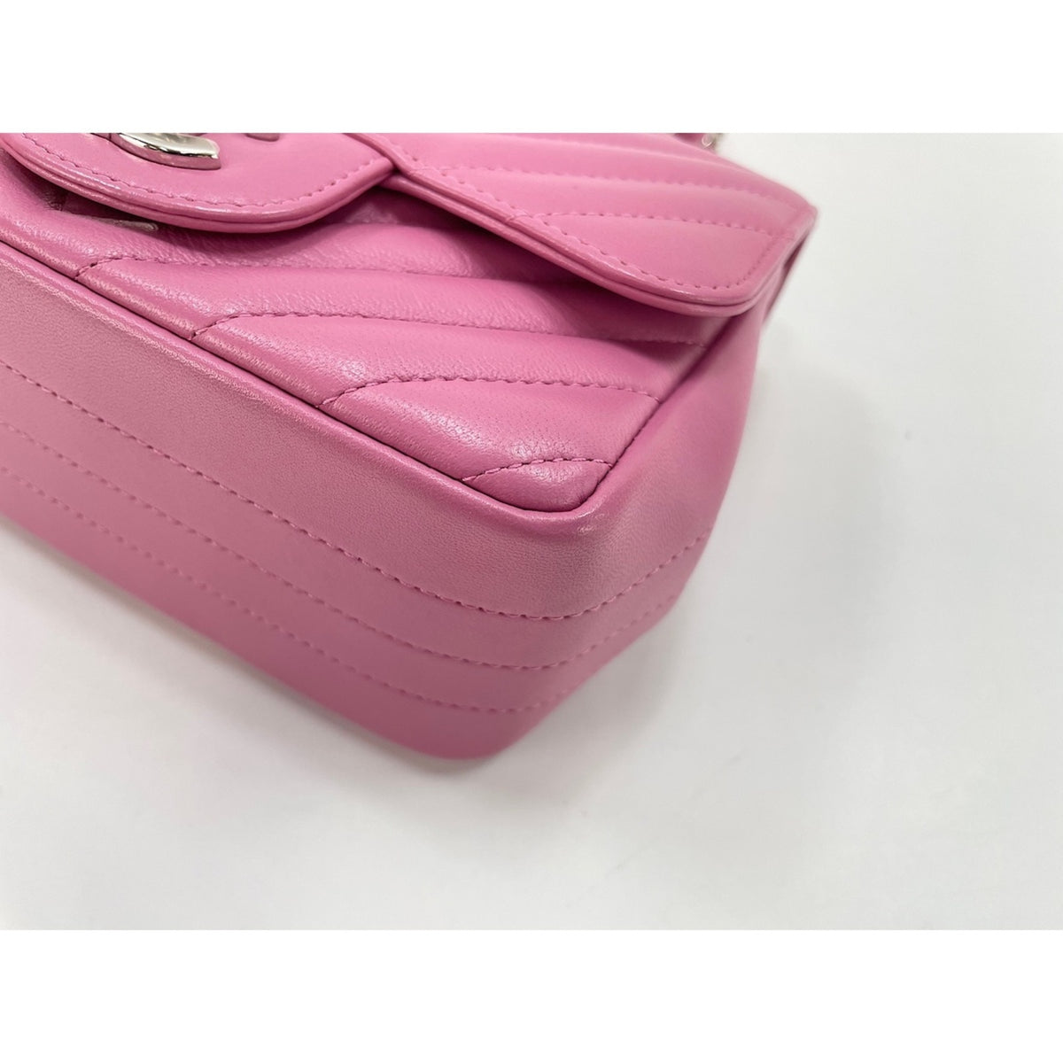 Chanel Pink Shoulder Bag (Pre-Owned)
