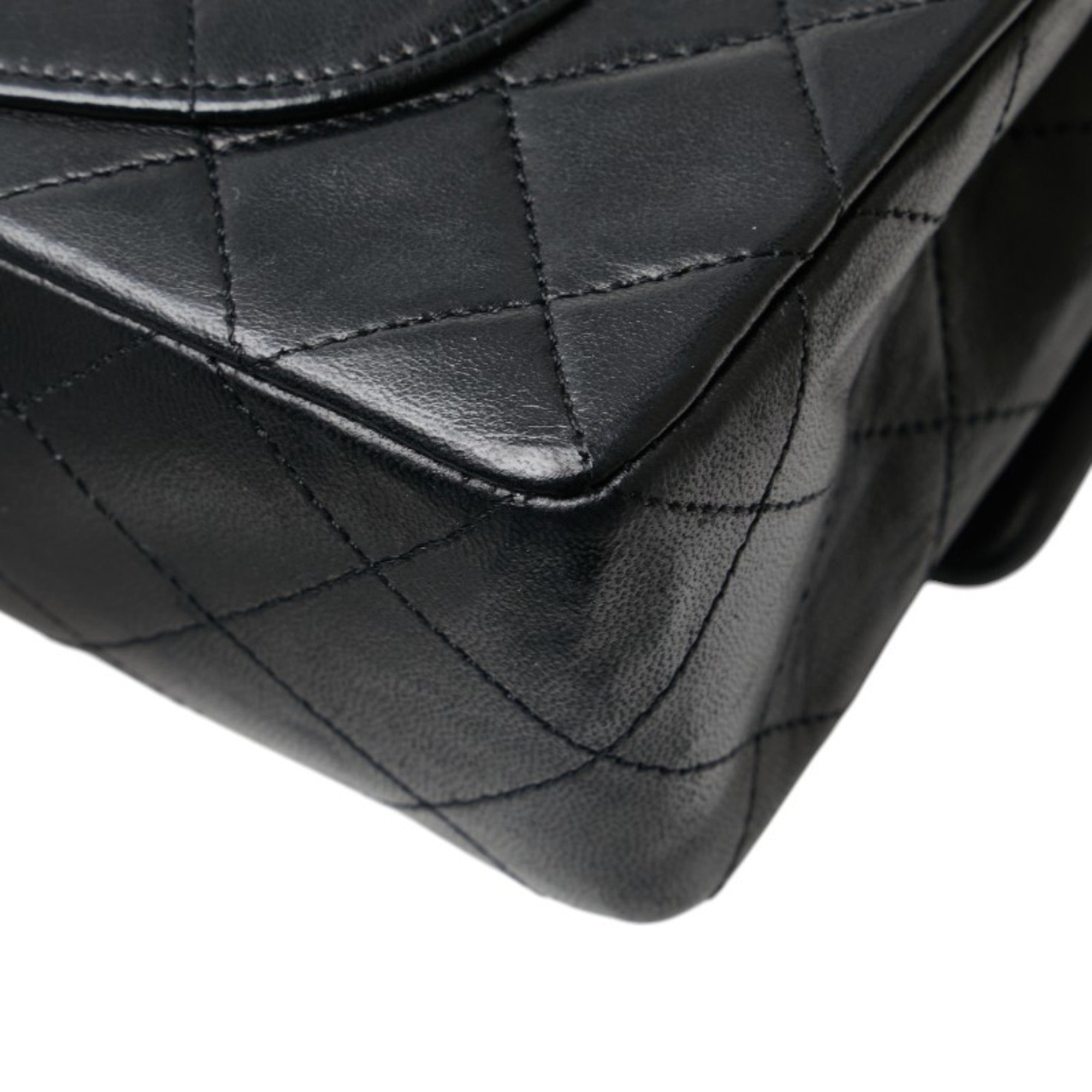 Chanel Matelasse Black Leather Shoulder Bag (Pre-Owned)