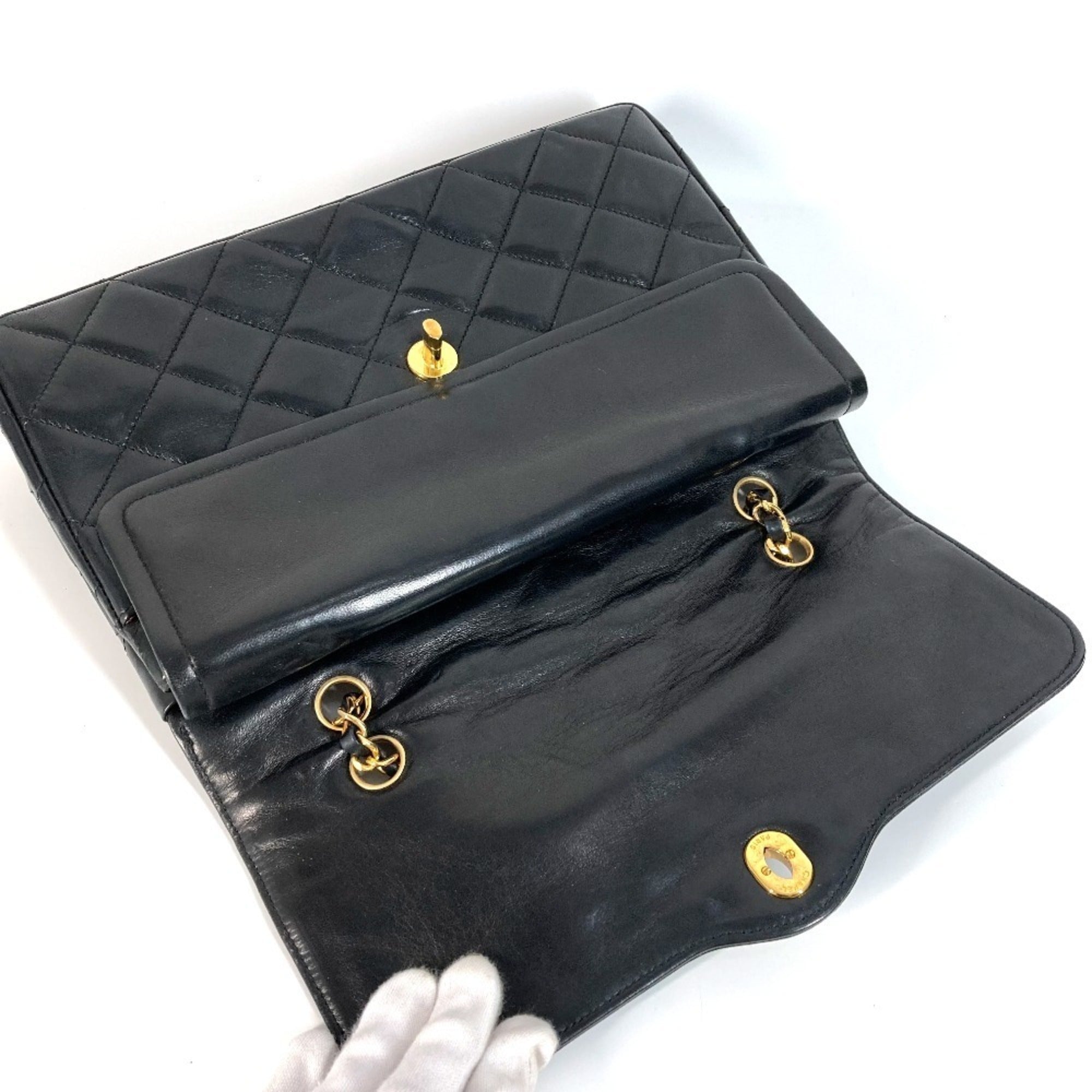 Chanel Black Leather Shoulder Bag (Pre-Owned)